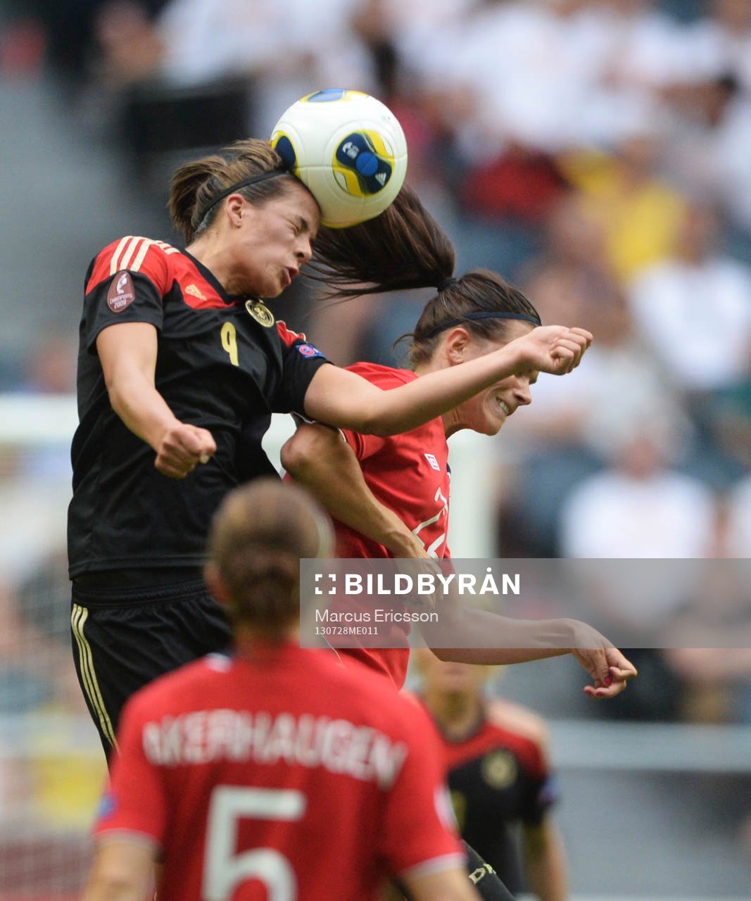 Tysklands Lena Lotzen och Norges Cathrine Dekkerhus i en nickduell i matchen mellan Tyskland och Norge under dam-EM finalen i fotboll den 28 juli 2013 i Stockholm.