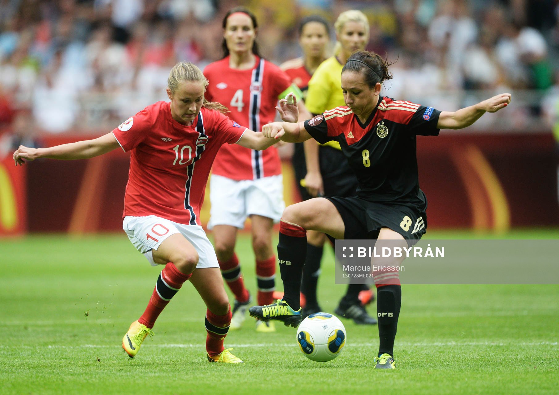Norges Caroline Hansen och Tysklands Nadine Kessler i matchen mellan Tyskland och Norge under dam-EM finalen i fotboll den 28 juli 2013 i Stockholm.