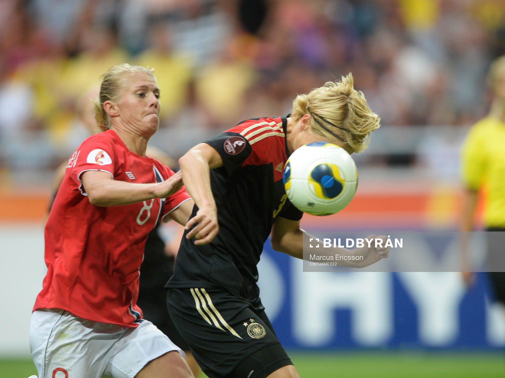 Norges Solveig Gulbrandsen och Tysklands Saskia Bartusiak i matchen mellan Tyskland och Norge under dam-EM finalen i fotboll den 28 juli 2013 i Stockholm.