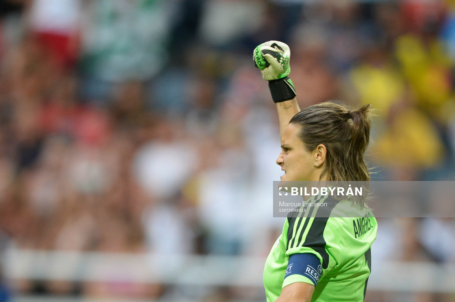 Tysklands målvakt Nadine Angerer jublar i matchen mellan