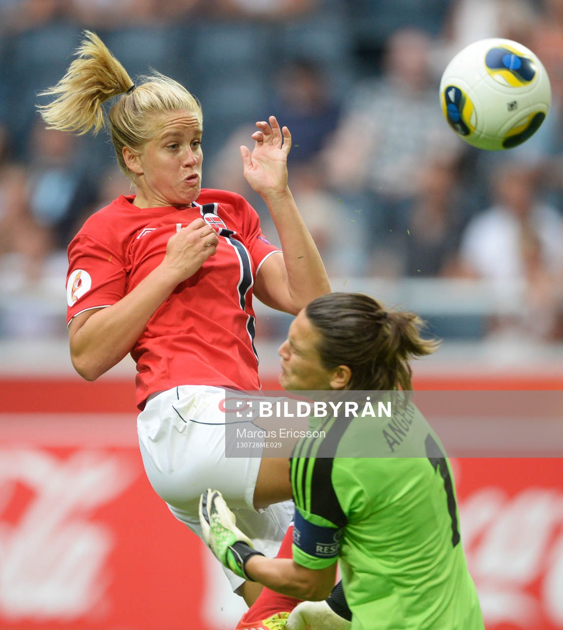 Norges Elise Thorsnes och Tysklands målvakt Nadine Angerer