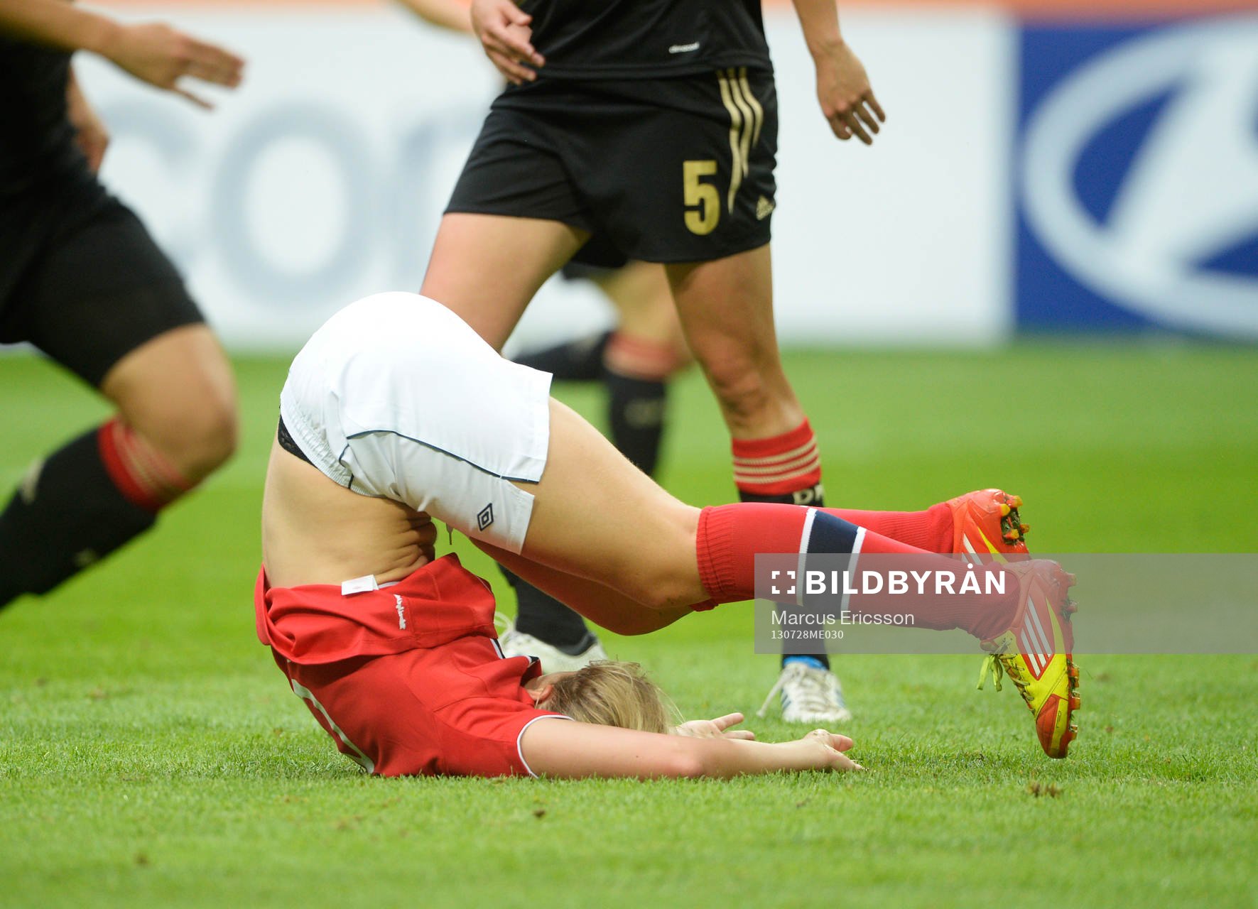 Norges Elise Thorsnes på fall i matchen mellan Tyskland