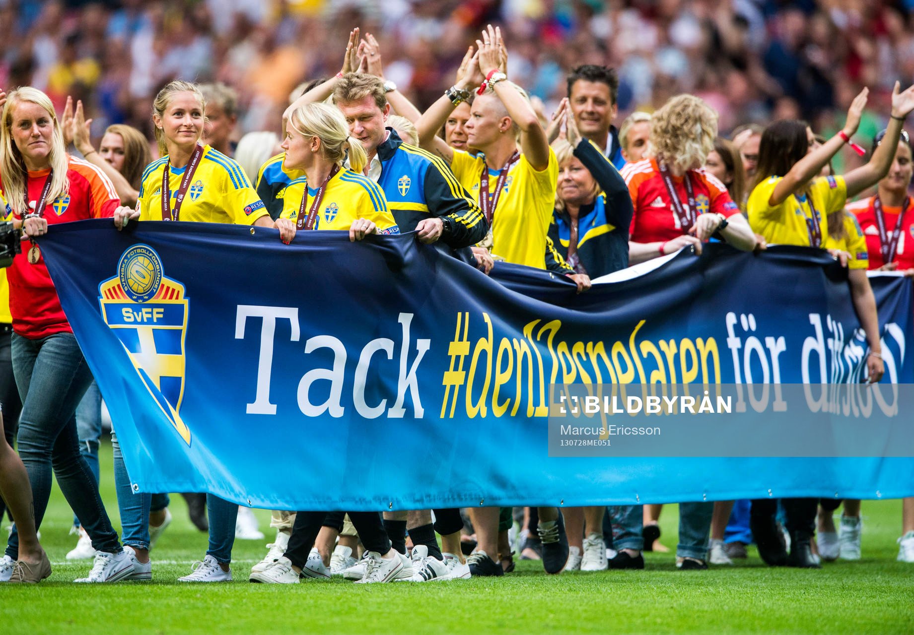 Sveriges spelare tackar den12spelaren