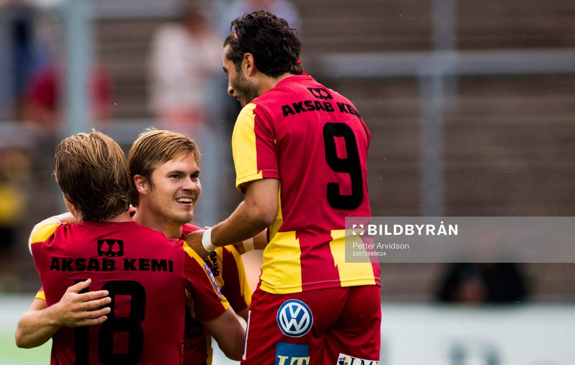 Syrianskas Sebastian Rajalaksos jublar tillsammans med Nahir Oyal och Anders Bååth efter 0-1 målet i fotbollsmatchen i Allsvenskan mellan Halmstad och Syrianska den 29 juli 2013 i Halmstad.