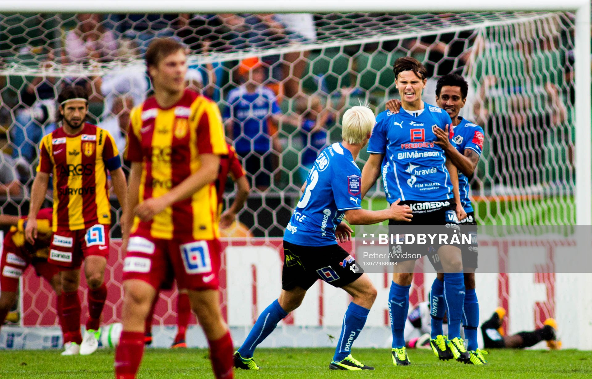 Halmstads Marcus Antonsson jublar tillsammans med Antonio Rojas och Kristoffer Thydell efter att han gjort 1-1 målet i fotbollsmatchen i Allsvenskan mellan Halmstad och Syrianska den 29 juli 2013 i Halmstad.