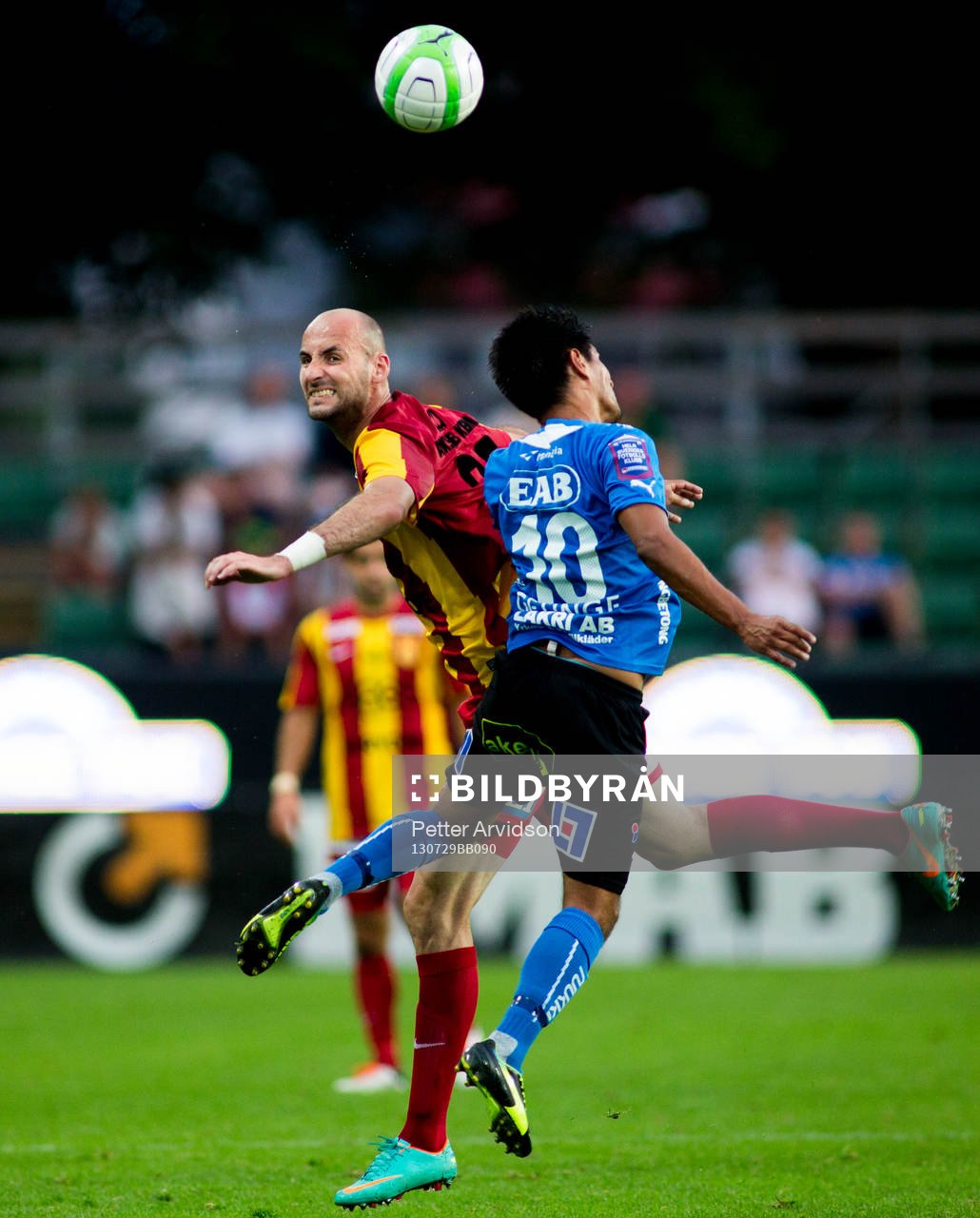 Syrianskas Dinko Felic i nickduell med Halmstads Antonio Rojas i fotbollsmatchen i Allsvenskan mellan Halmstad och Syrianska den 29 juli 2013 i Halmstad.