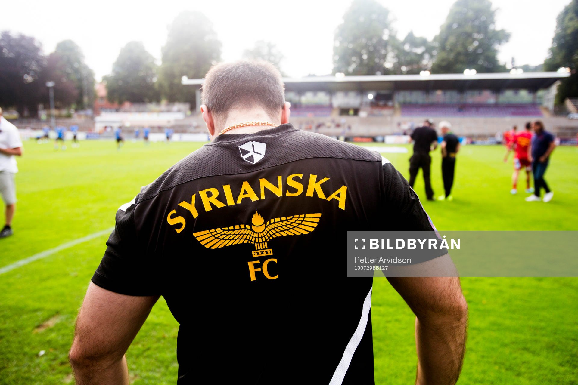 En vältränad man i Syrianska tröja i fotbollsmatchen i