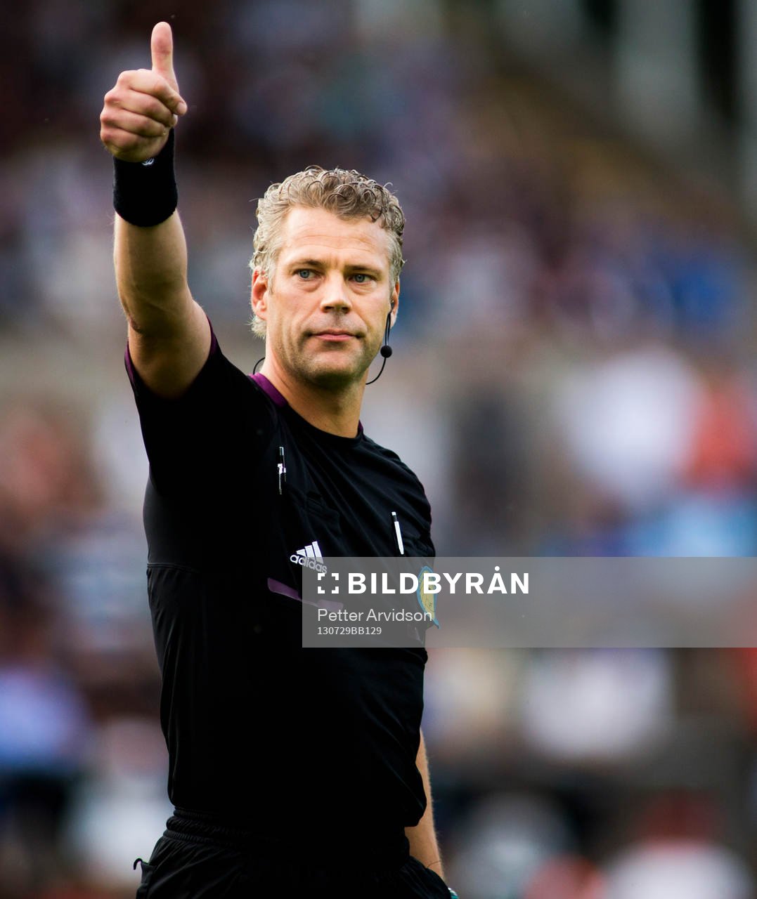 Domare Tobias Mattsson från Karlstad i fotbollsmatchen i Allsvenskan mellan Halmstad och Syrianska den 29 juli 2013 i Halmstad.