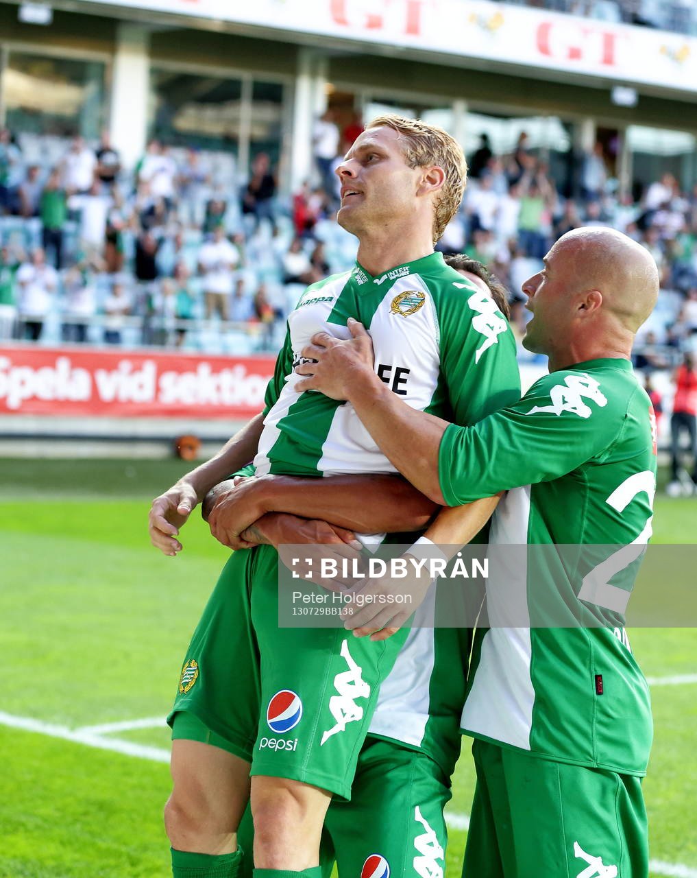 Jubel och mål 0-1 av Hammabys Erik Sundin som lyfts upp av