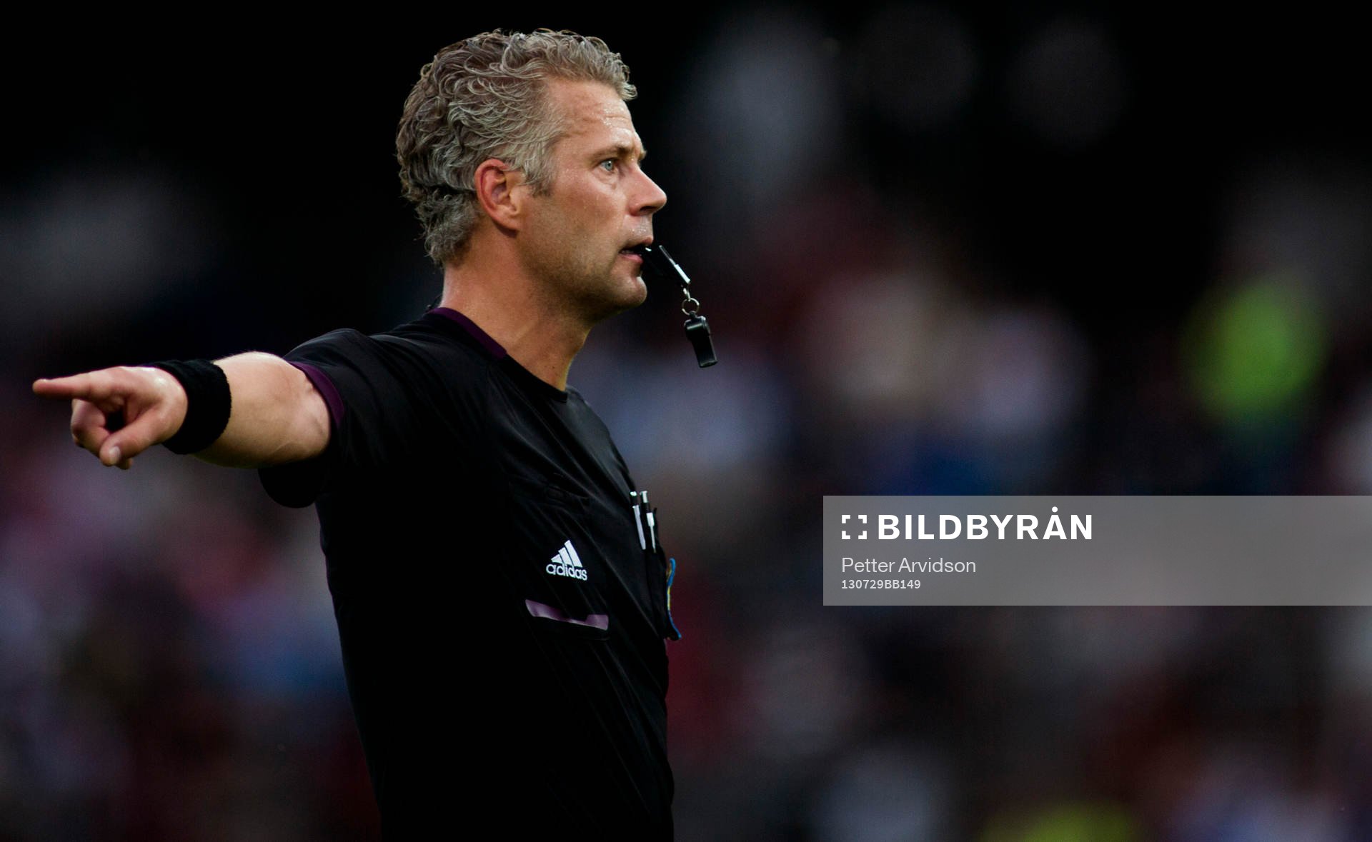 Domare Tobias Mattsson från Karlstad i fotbollsmatchen i Allsvenskan mellan Halmstad och Syrianska den 29 juli 2013 i Halmstad.