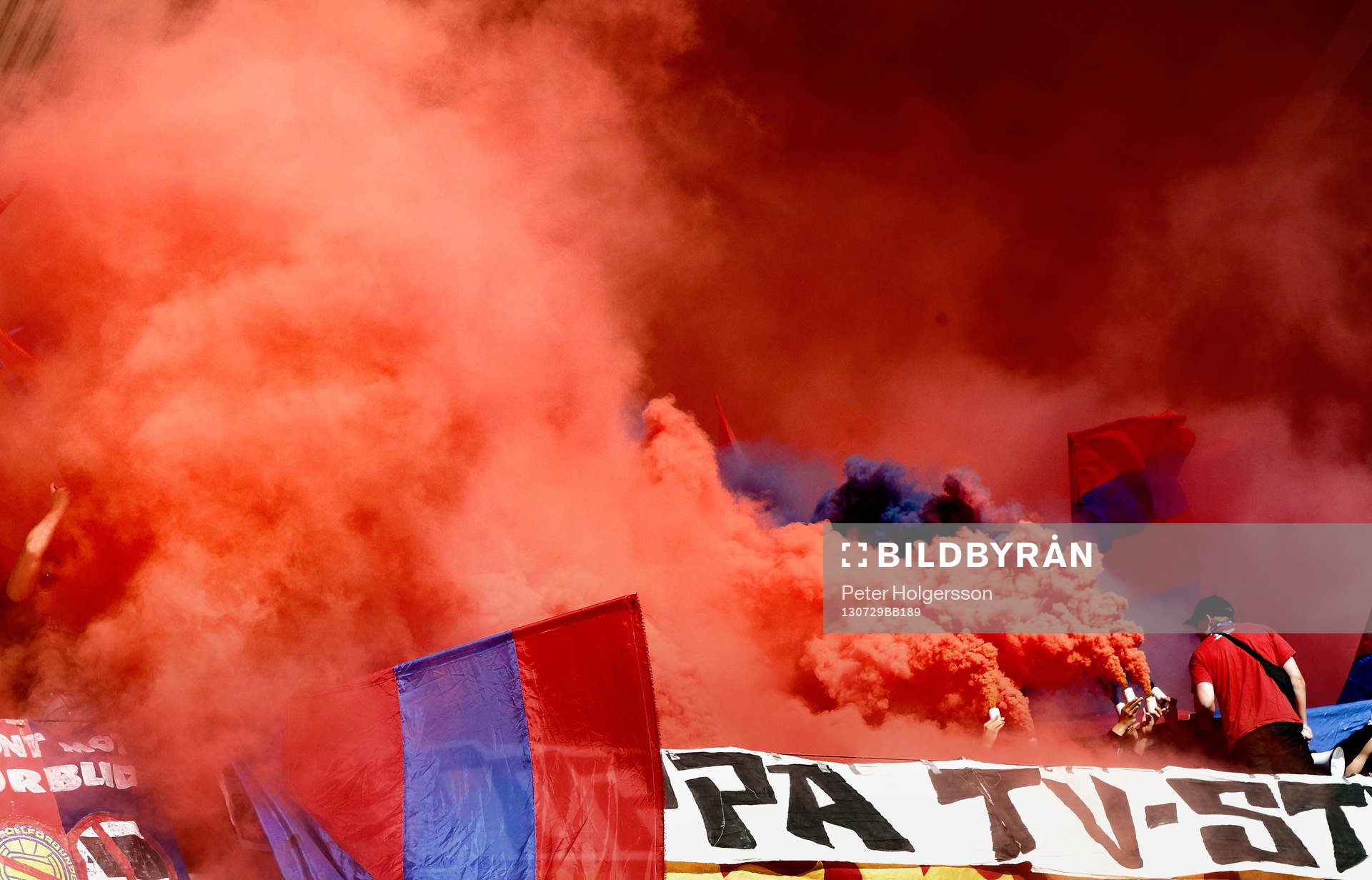Pyroteknik, bengaler på Örgrytes läktare i matchen