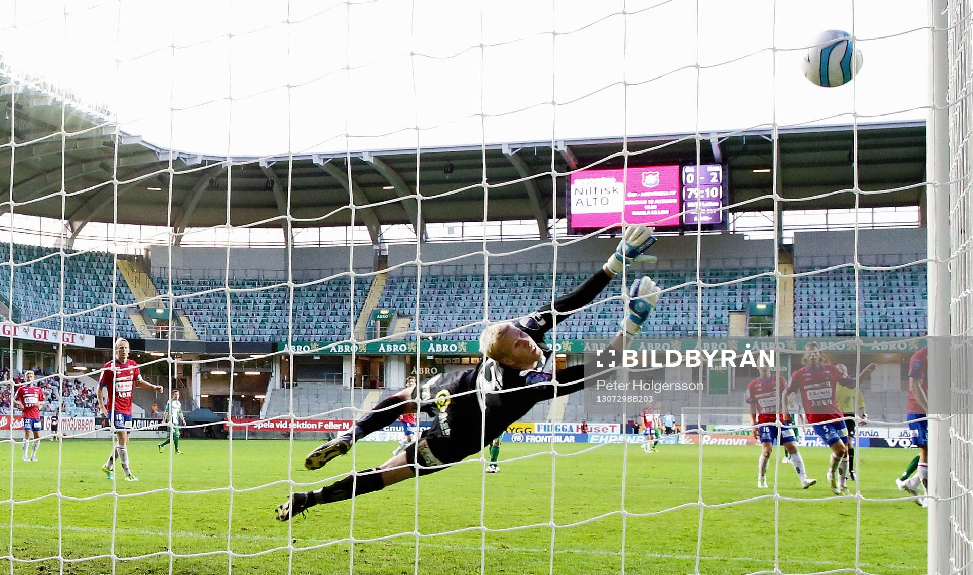 Mål 0-2 av Hammabys Mattias Adelstam bakom Örgrytes