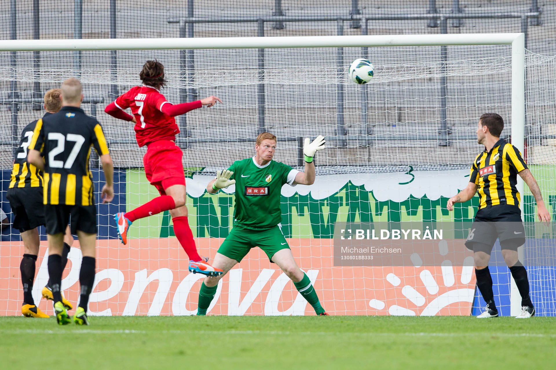 FC Thuns Luca Zuffi nickar in 1-0 bakom Häckens målvakt