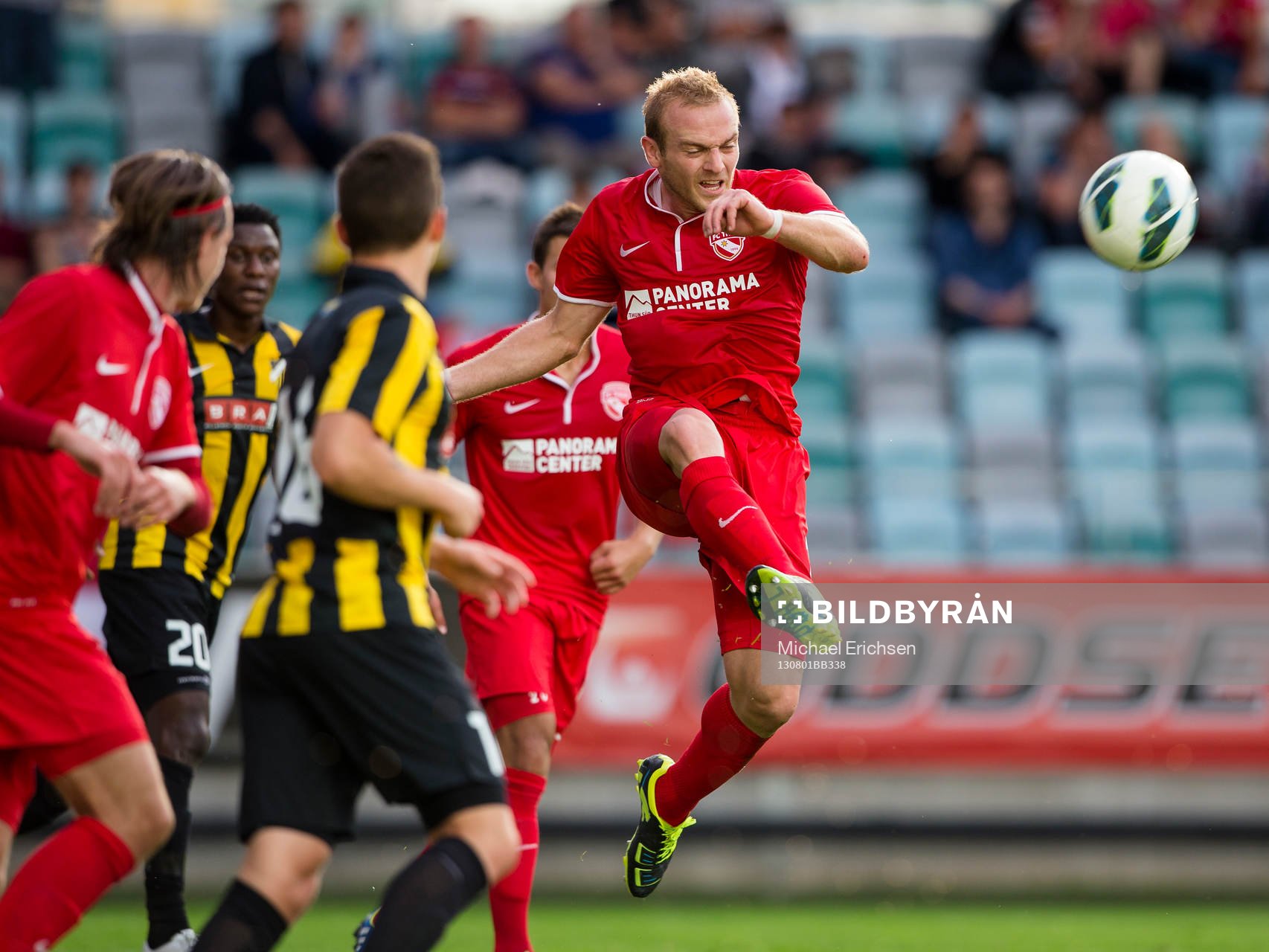 FC Thuns Marco Schneuwly rensar undan bollen i eget