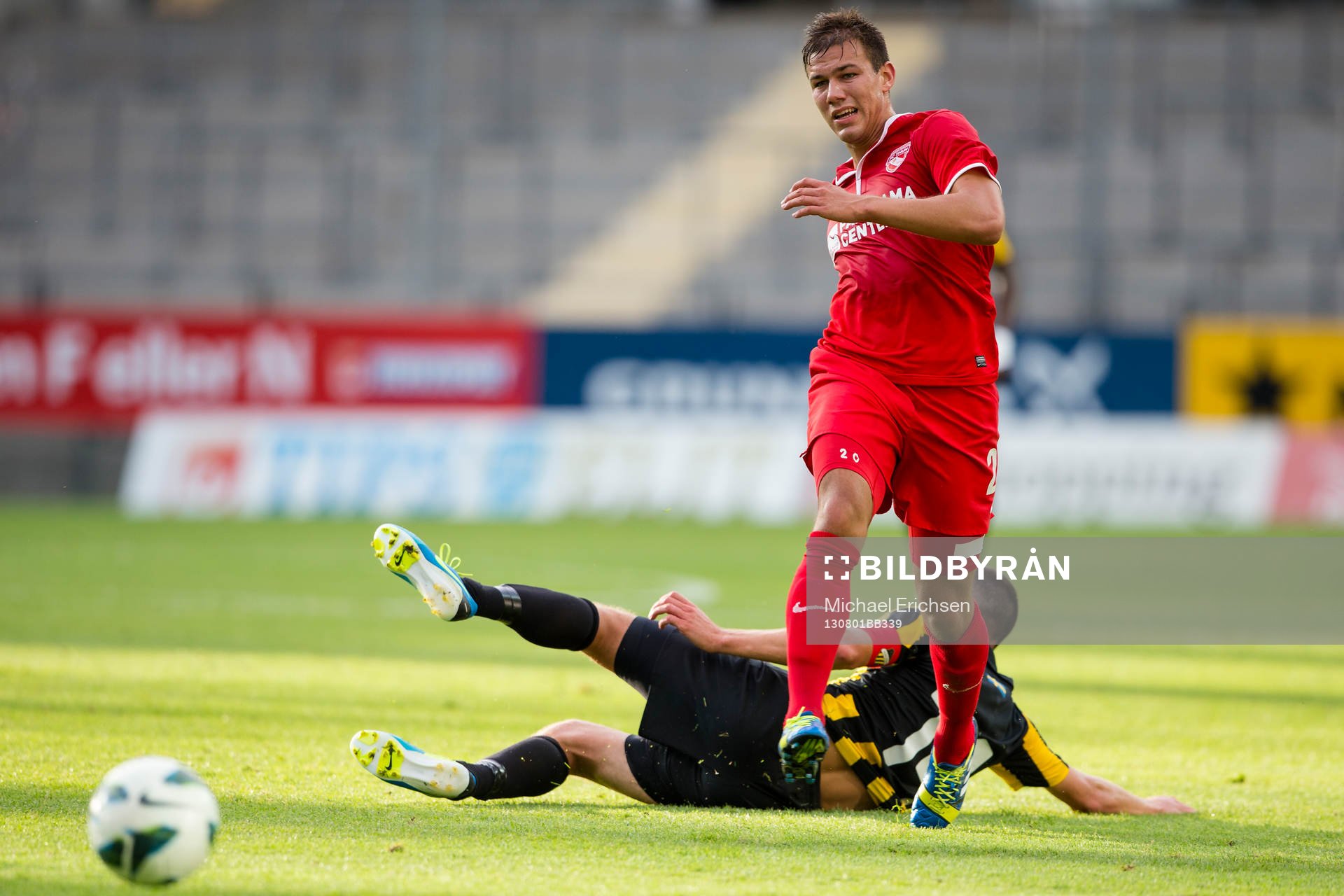 FC Thuns David Frey undviker en glidtackling från Häckens