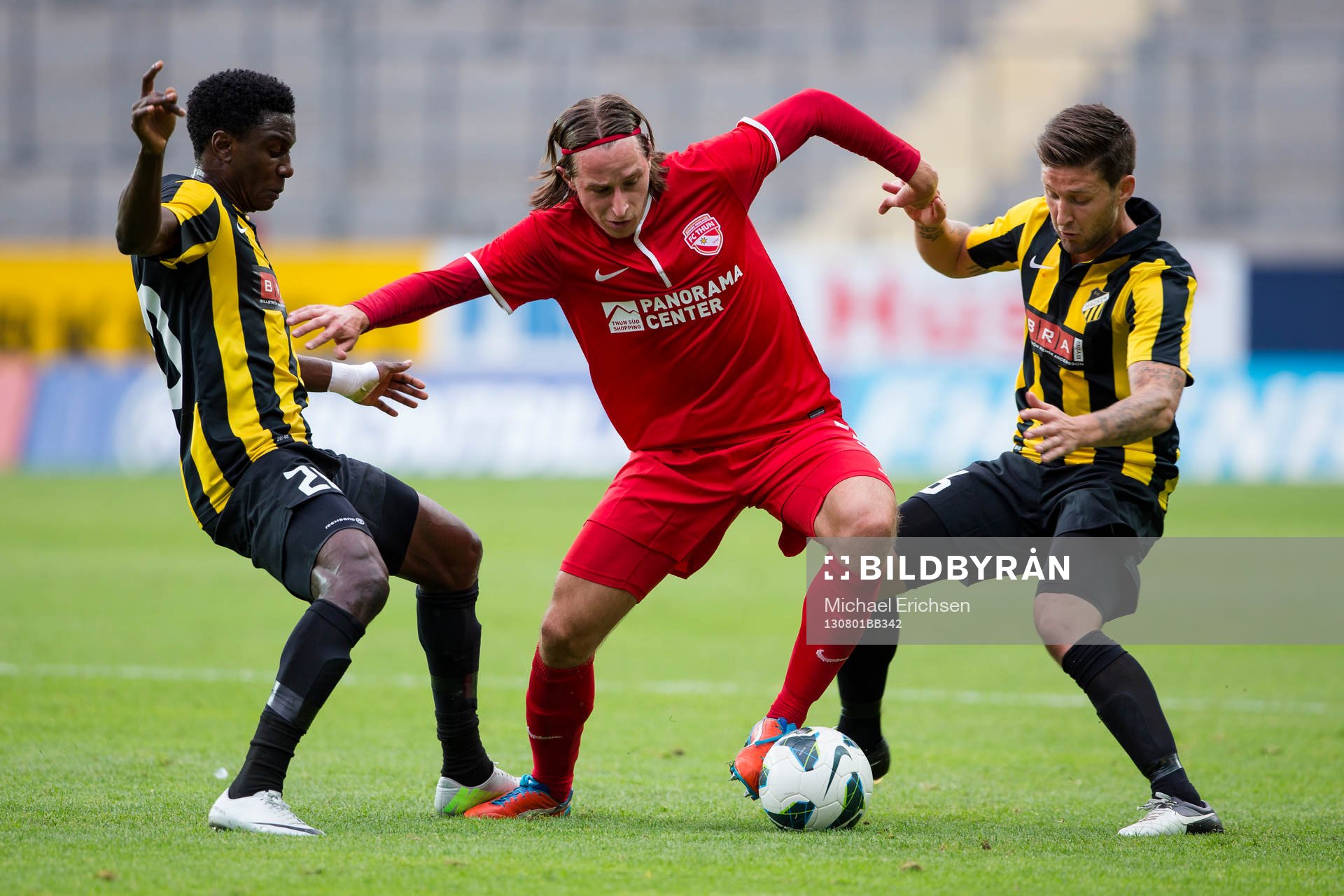Thuns Luca Zuffi i kamp med Häckens Dominic Chatto och Tibor Joza under matchen mellan Häcken och FC Thun i kvalet till Europa League i fotboll den 1 juli 2013 i Göteborg.