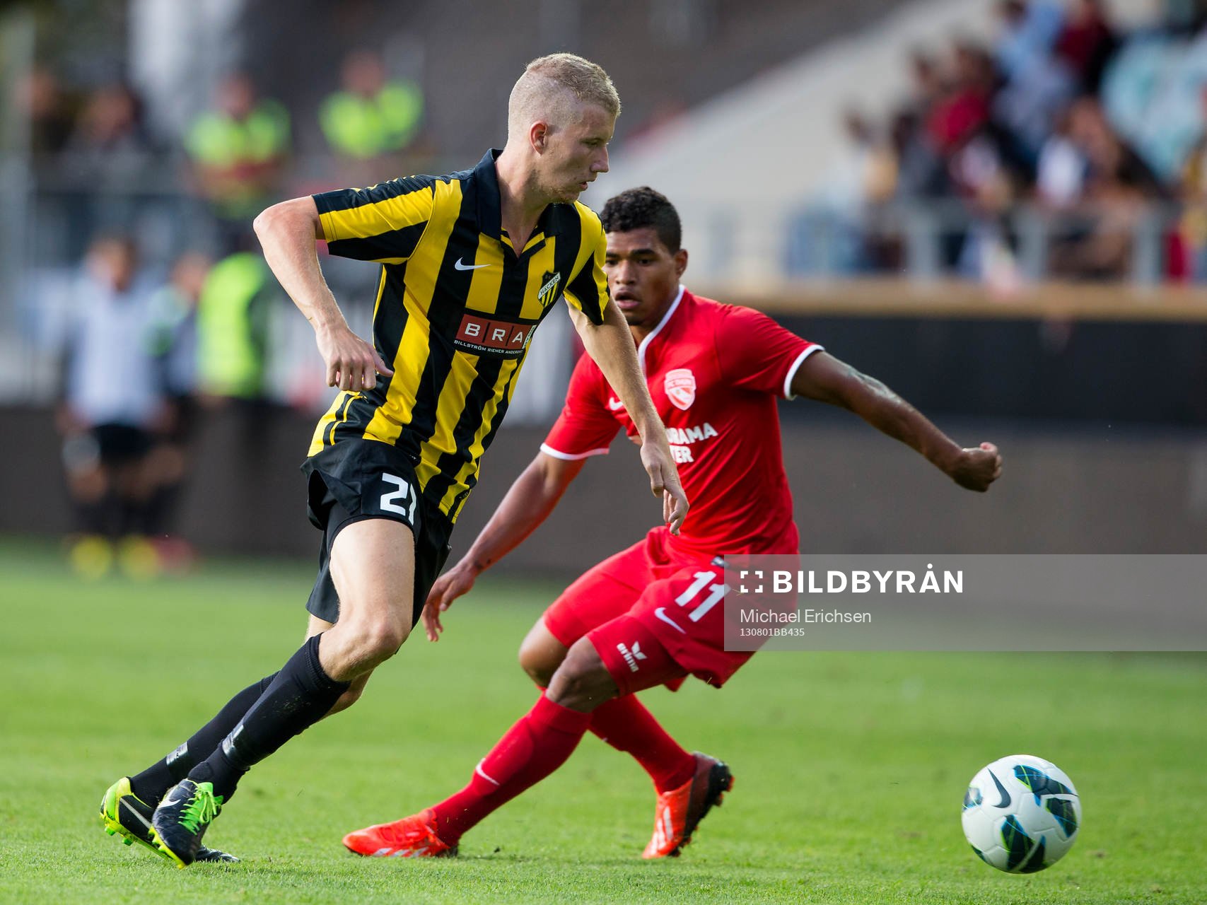 Häckens Simon Gustafson mot FC Thuns Josef Martinez