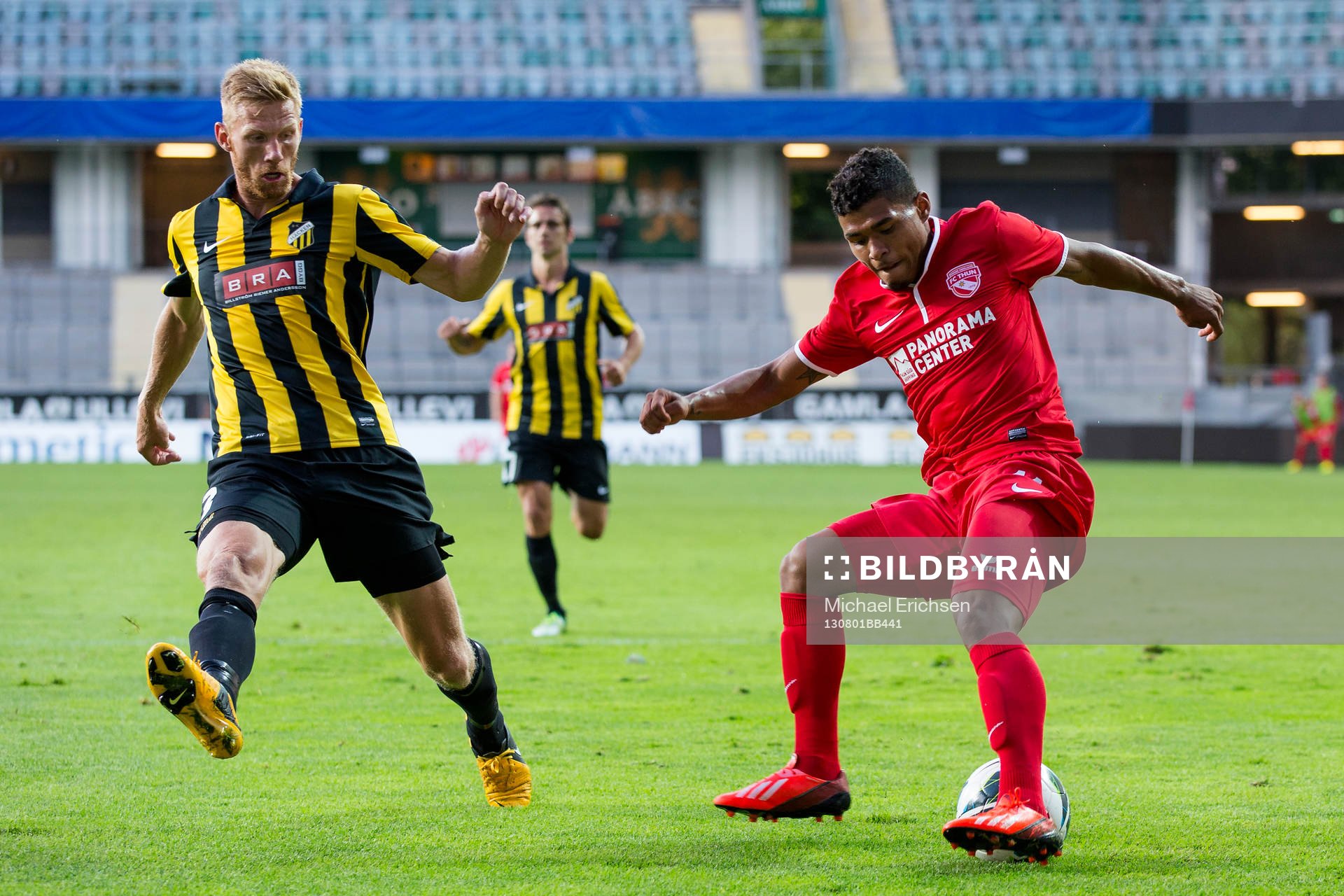 Häckens Fredrik Björck mot FC Thuns Josef Martinez