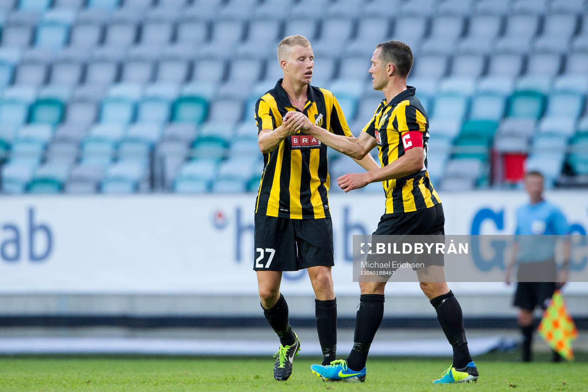 Häckens Simon Gustafson jublar ihop med målskytten Martin