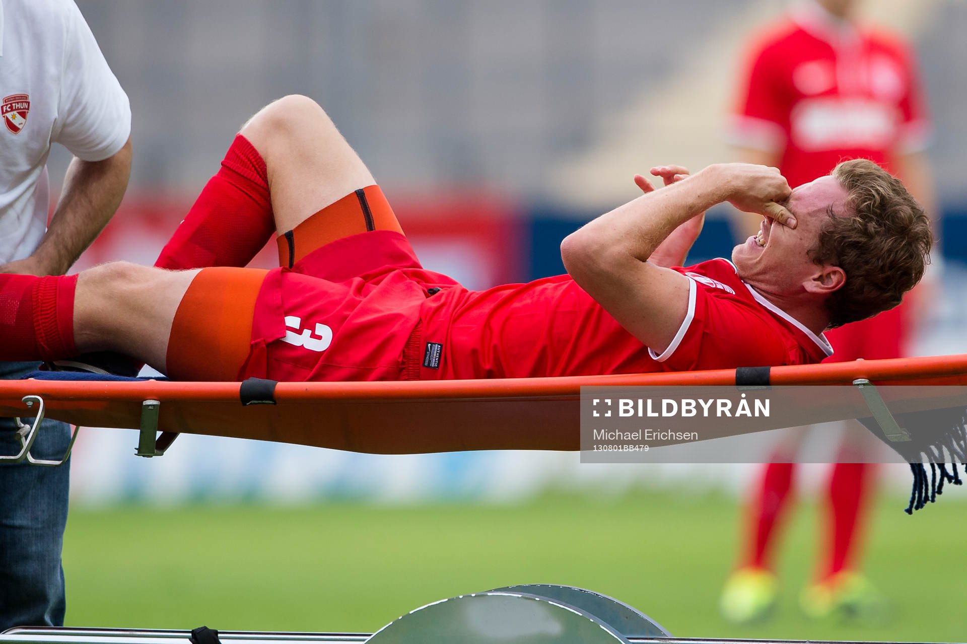 FC Thuns Lukas Schenkel blir utburen på bår och tvingas