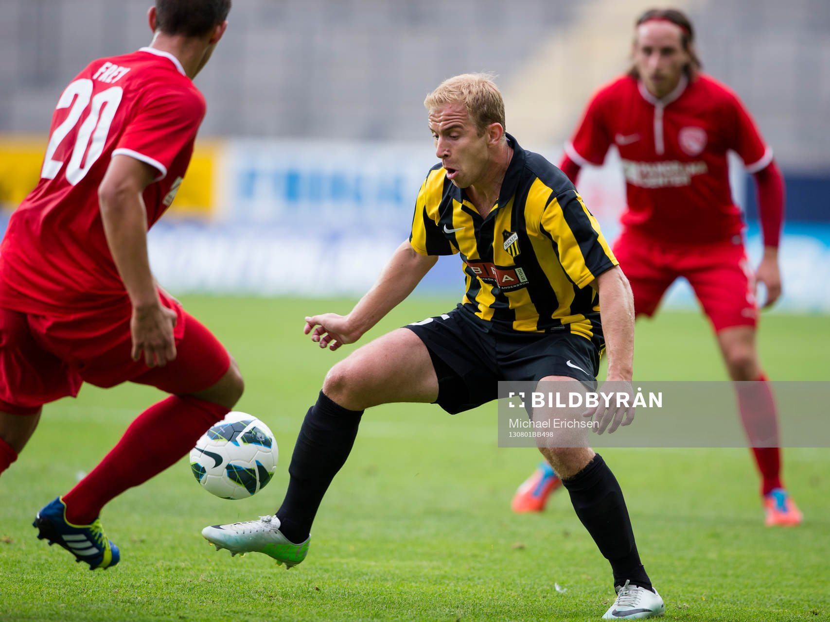 Häckens Kari Arkivuo blir överspelad av FC Thuns David Frey och Luca Zuffi under matchen mellan Häcken och FC Thun i kvalet till Europa League i fotboll den 1 juli 2013 i Göteborg.