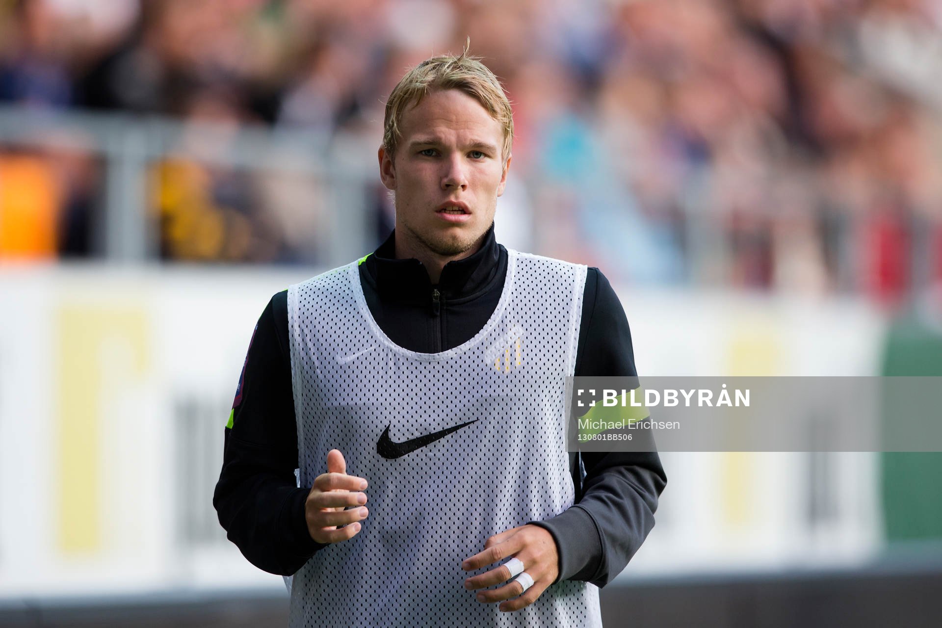 Häckens Oscar Lewicki värmer upp