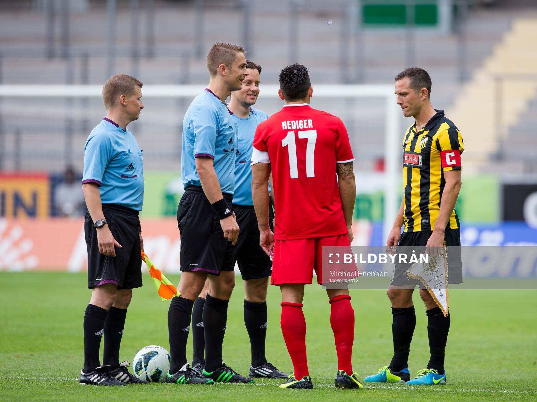 Slantsingling mellan FC Thuns lagkapten Dennis Hediger och