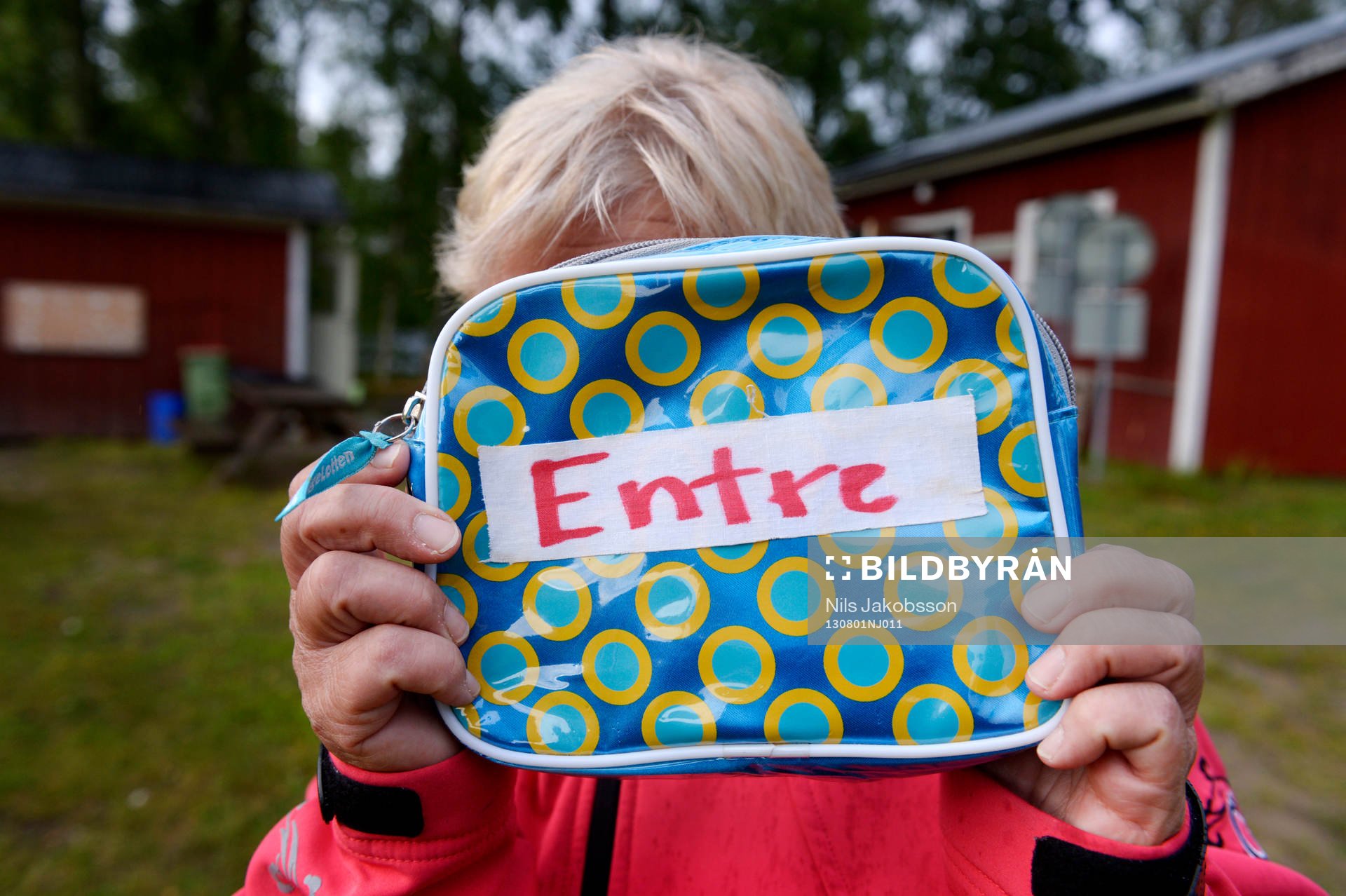 en funktionär går runt och tar inträde