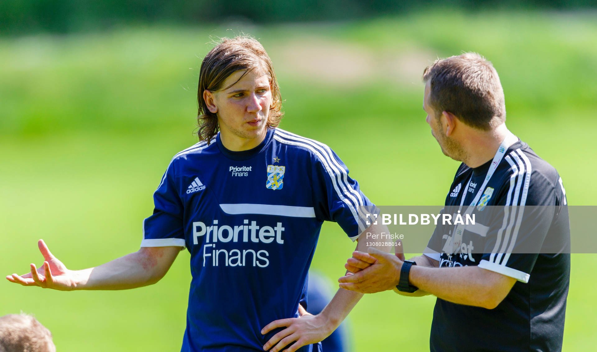 Darijan Bojanic pratar med tränare Mikael Stahre unde sin