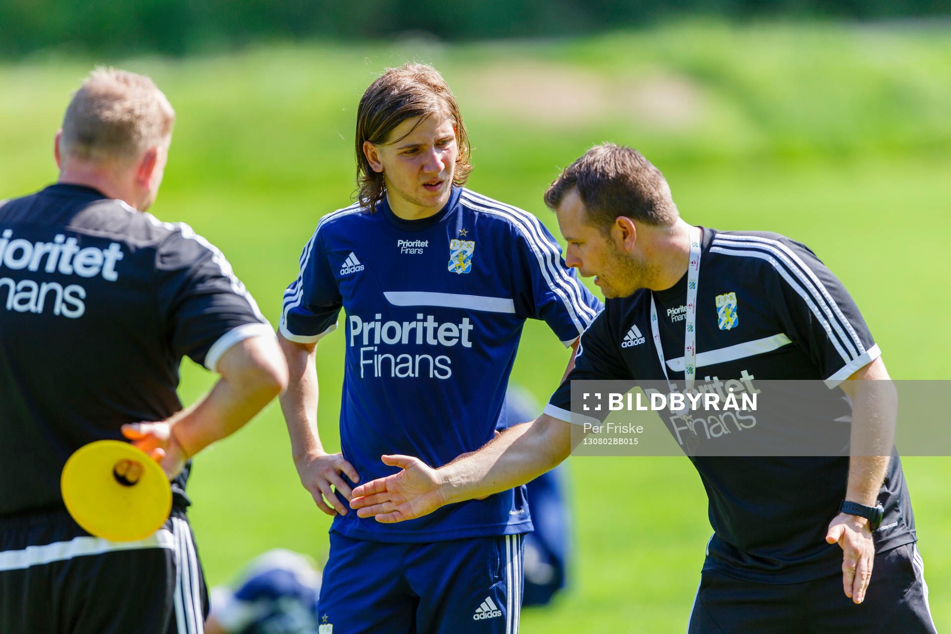 Darijan Bojanic pratar med tränare Mikael Stahre unde sin