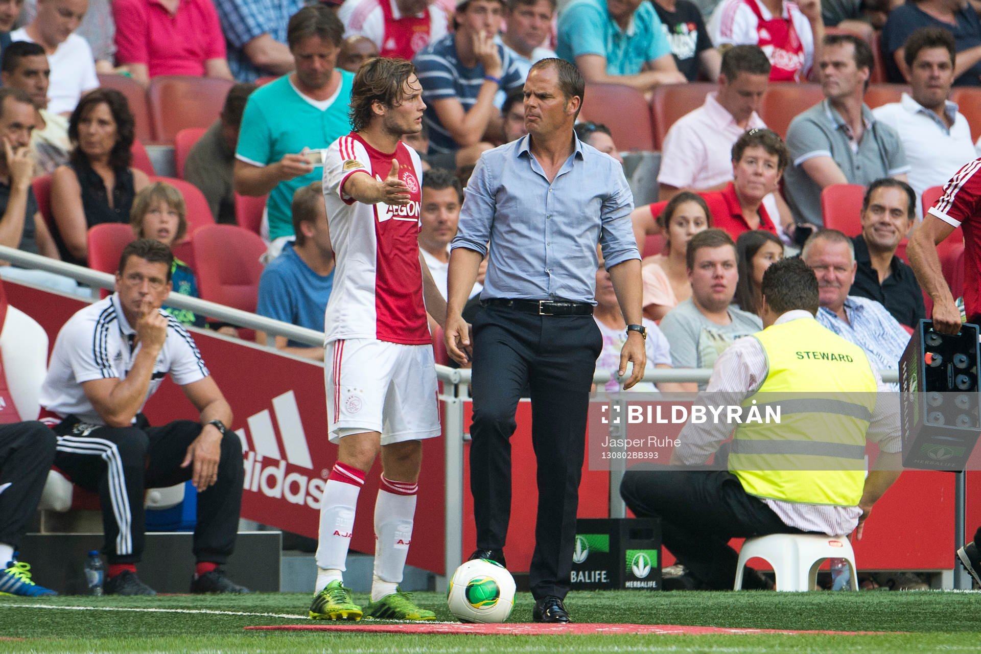 AMSTERDAM , Ajax - Roda JC Kerkrade , 02-08-2013 , Amsterdam Arena , Ajax speler Daley Blind (l) en Ajax trainer Frank de Boer (r) tijdems de drink pauze .