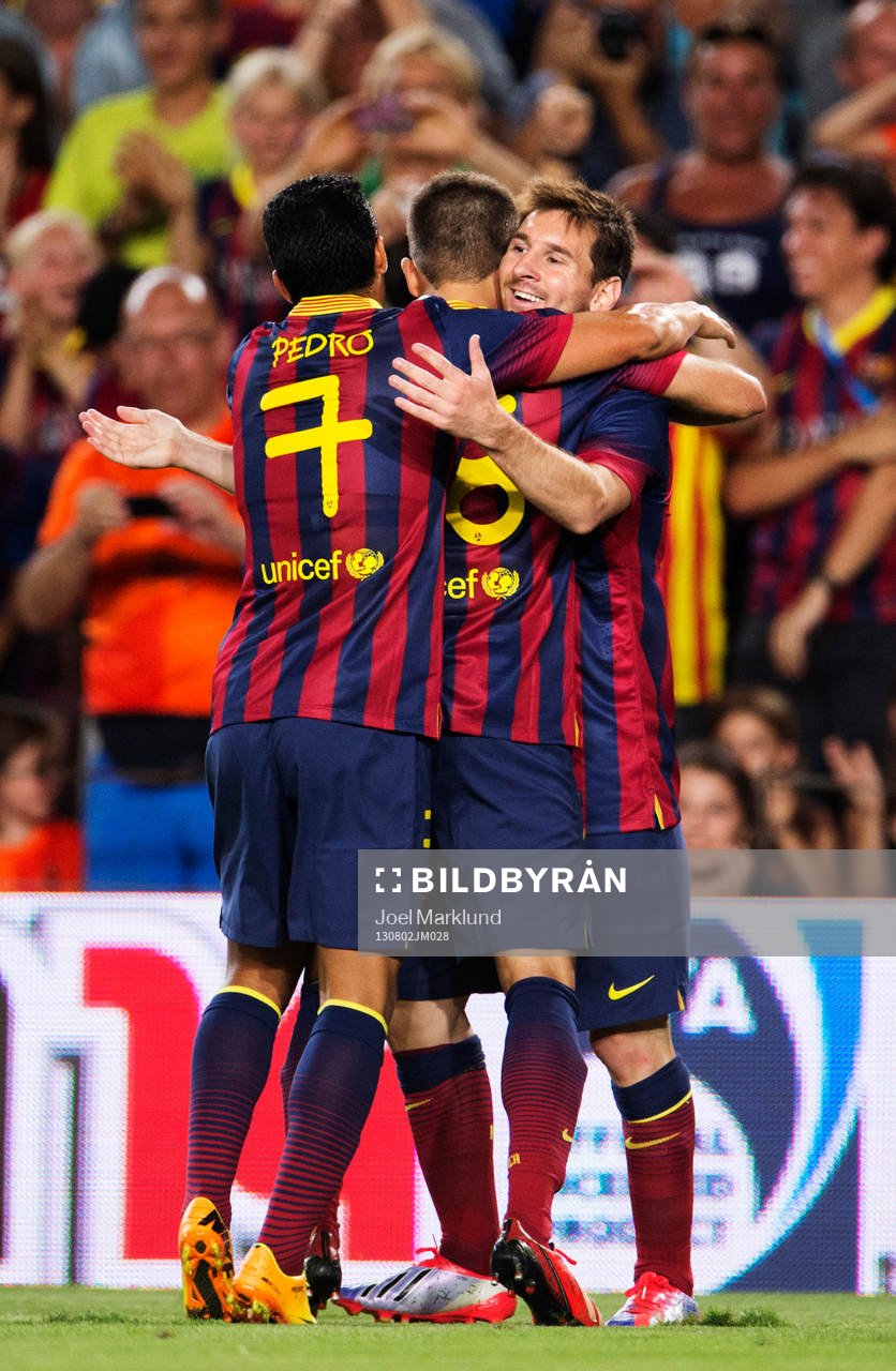 Barcelonas Lionel Messi (h) kramas om av sina lagkamrater