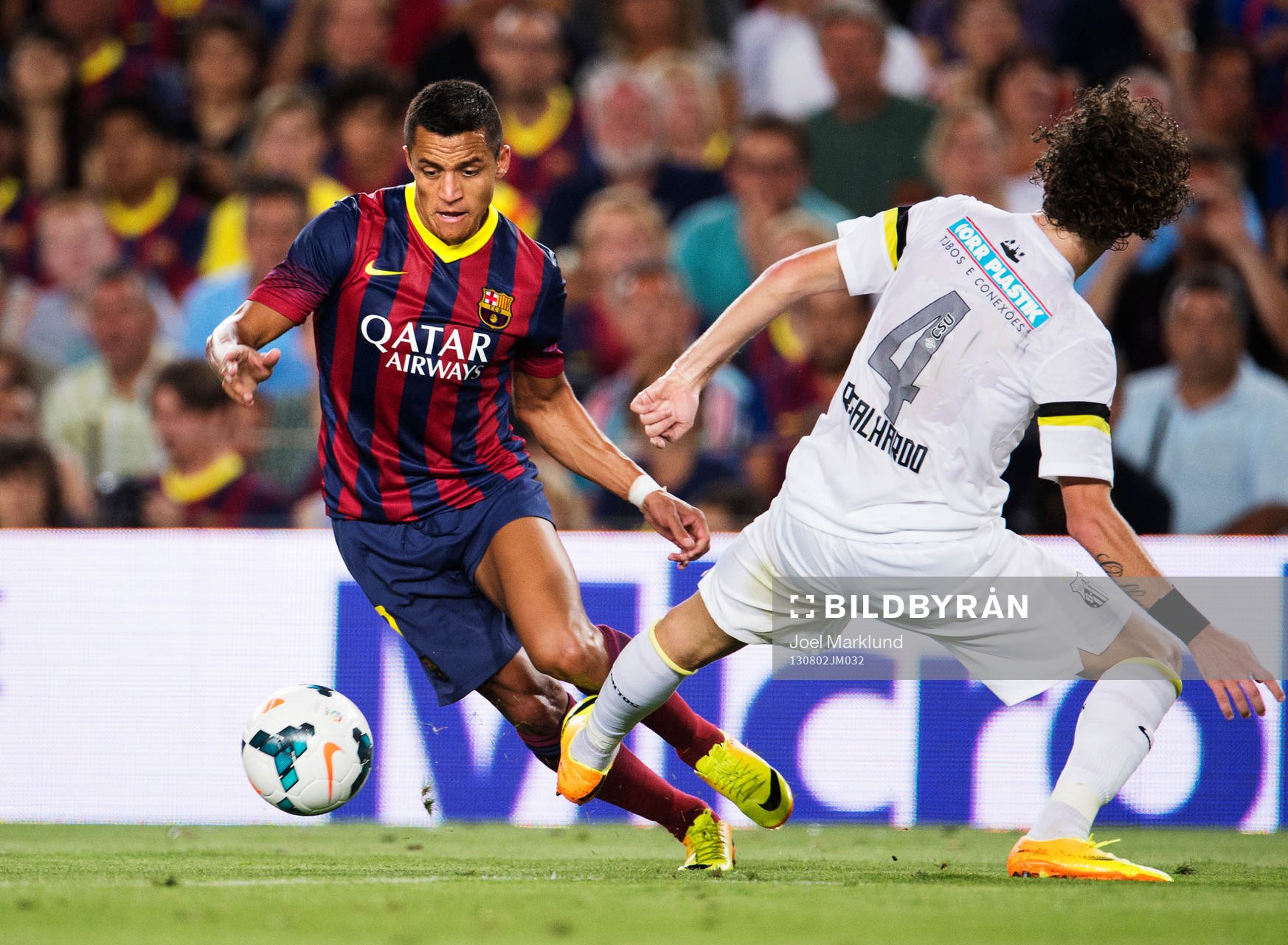 Barcelonas Alexis tar sig förbi Santos Rafael Galhardo