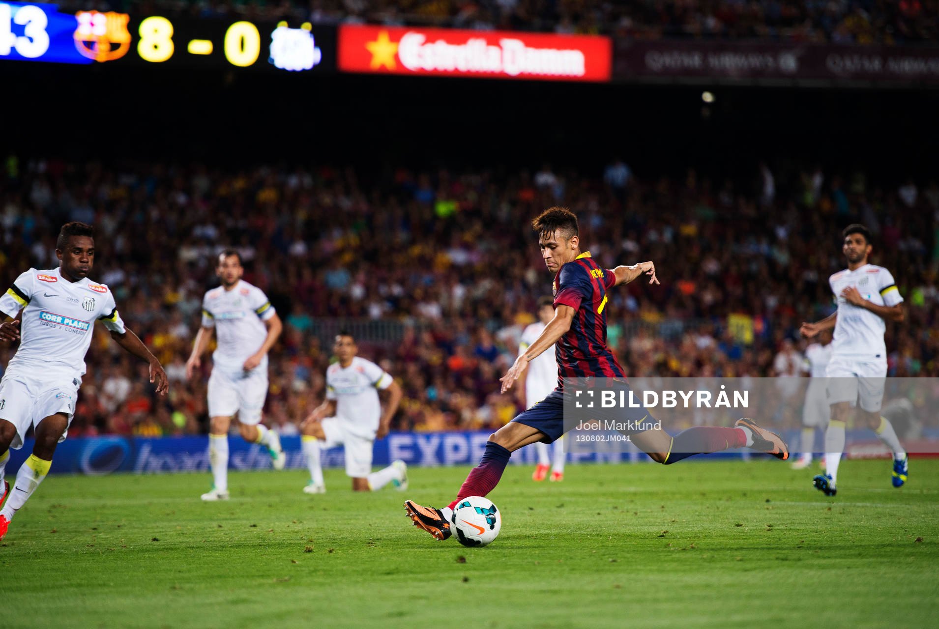 Barcelonas Neymar Jr skjuter bollen under fotbollsmatchen mellan Barcelona och Santos i Joan Gamper Trophy den 2 augusti 2013 i Barcelona, Spanien.