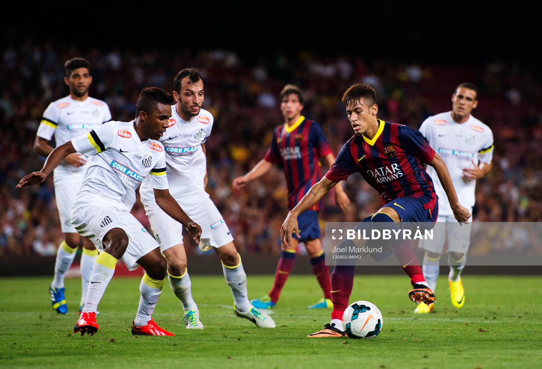 Barcelonas Neymar Jr (h) utmanar spelare i Santos
