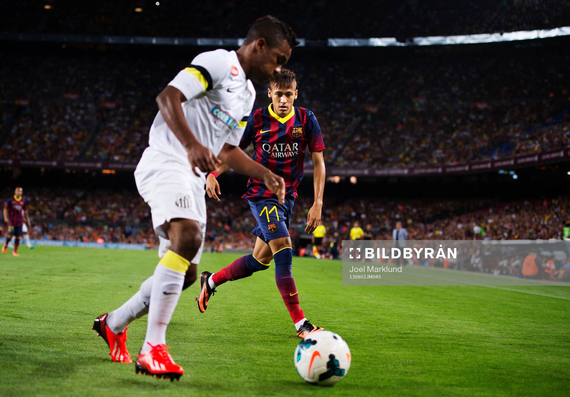 Barcelonas Neymar Jr (h) jagar bollen