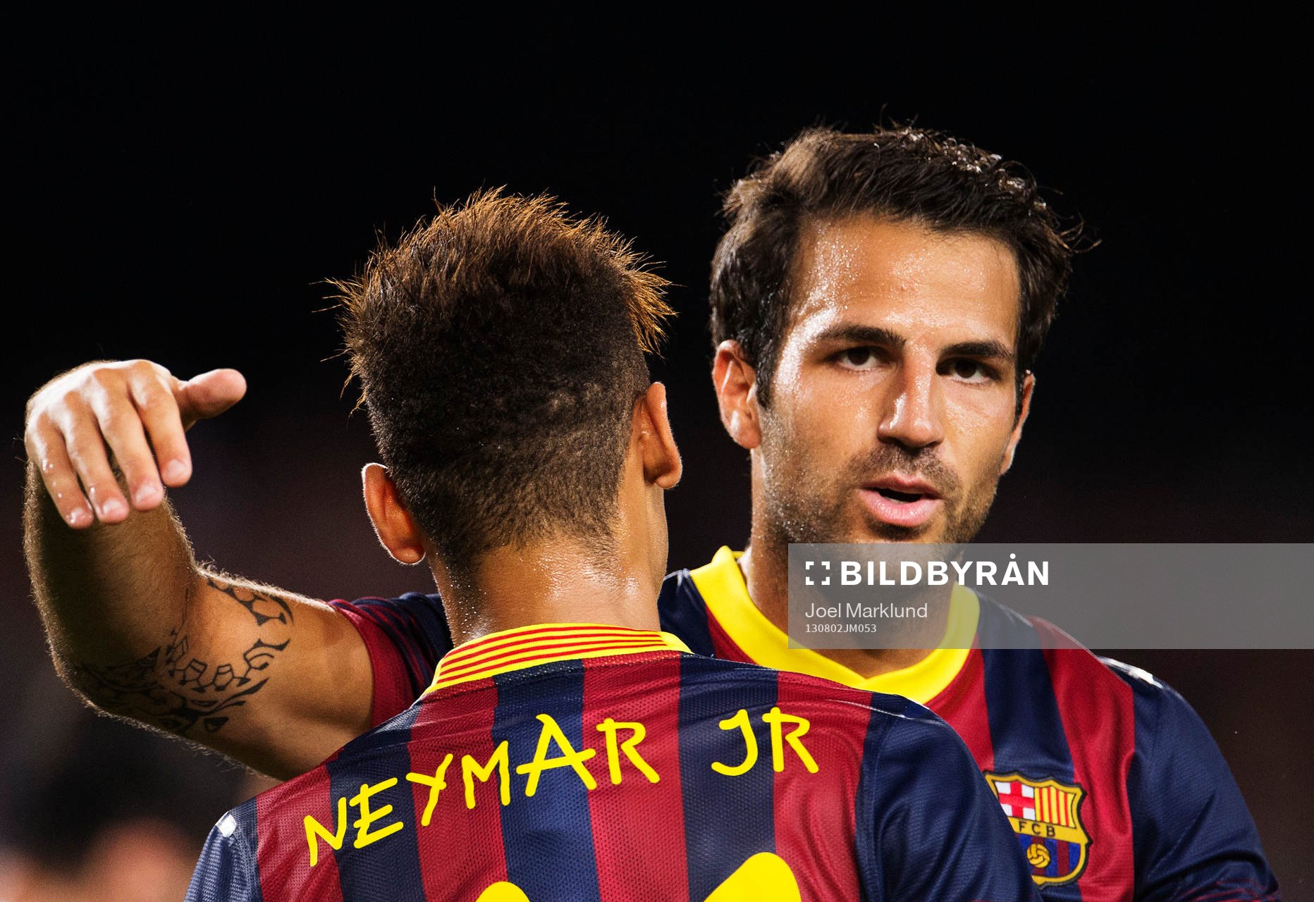 Barcelonas Neymar Jr kramas om av Cesc Fabregas