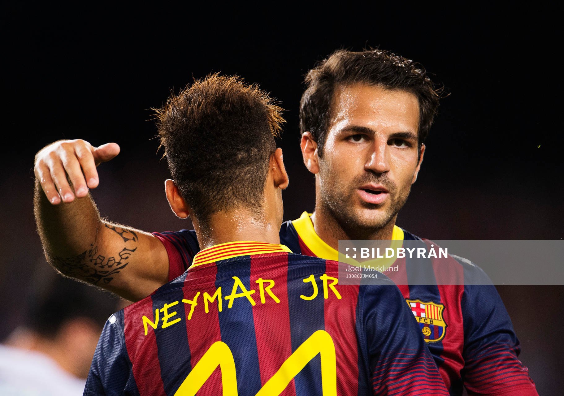 Barcelonas Neymar Jr kramas om av Cesc Fabregas