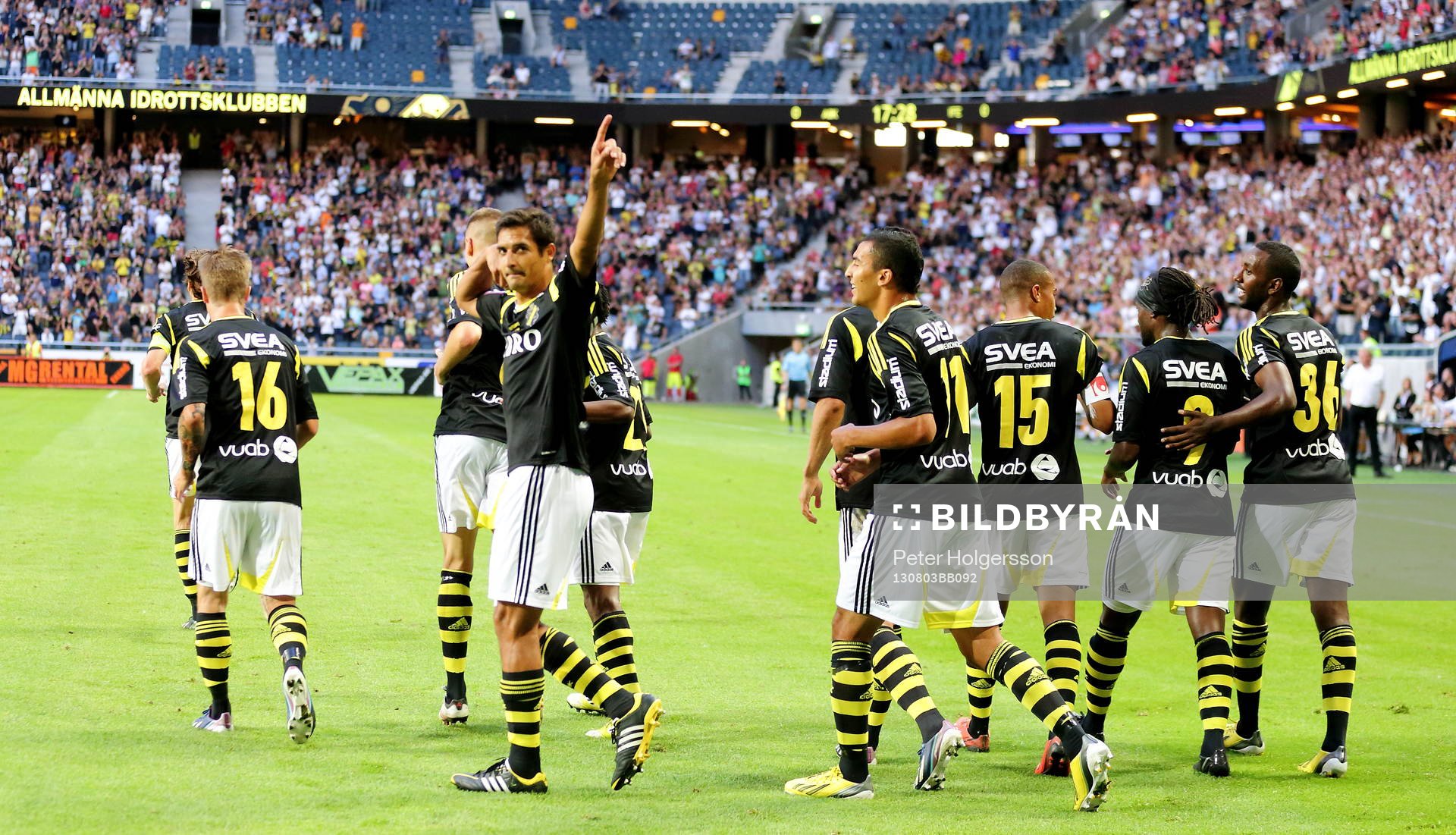 s Celso Borges som höjer armen i fotbollsmatchen mellan