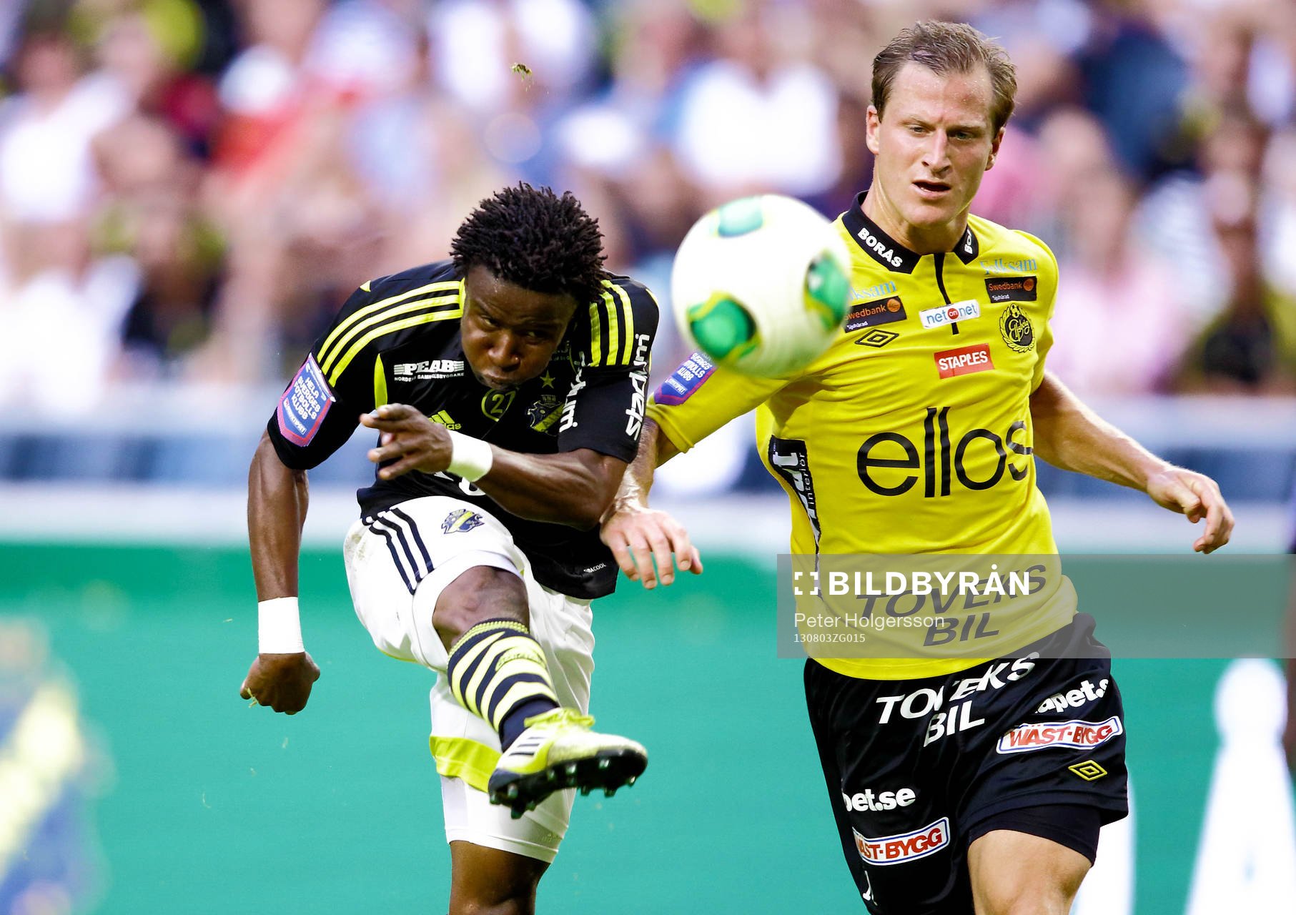 s Nabil Bahoui och Elfsborgs Daniel Mobaeck i