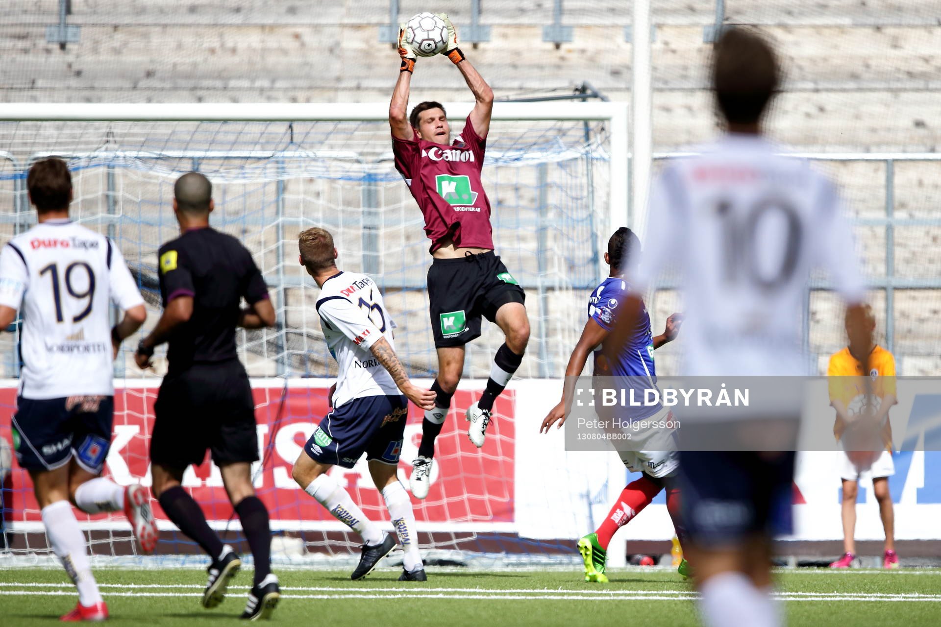 Räddning av Gefles Emil Hedvall i fotbollsmatchen mellan