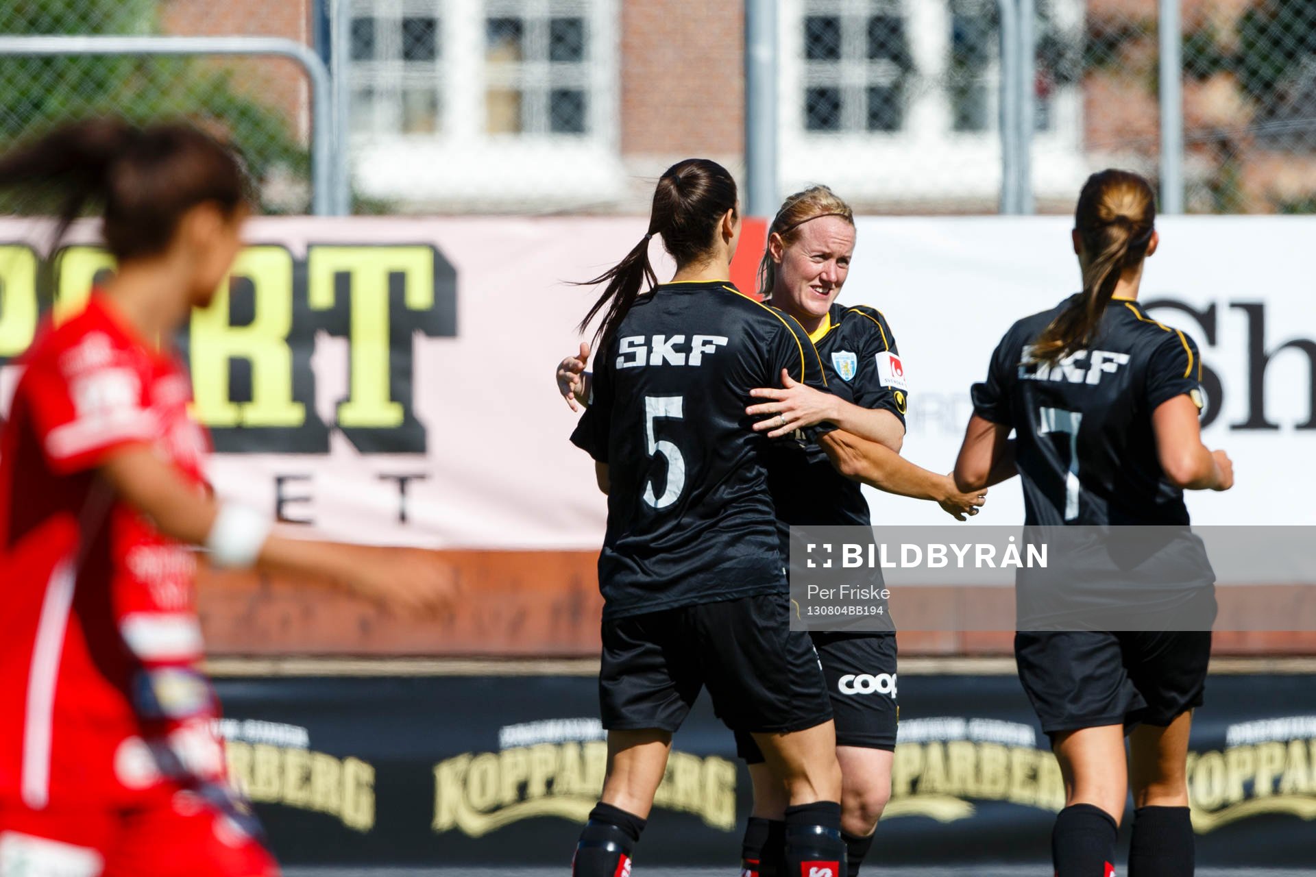 Göteborgs Marie Hammarström (m) gratuleras av Yael