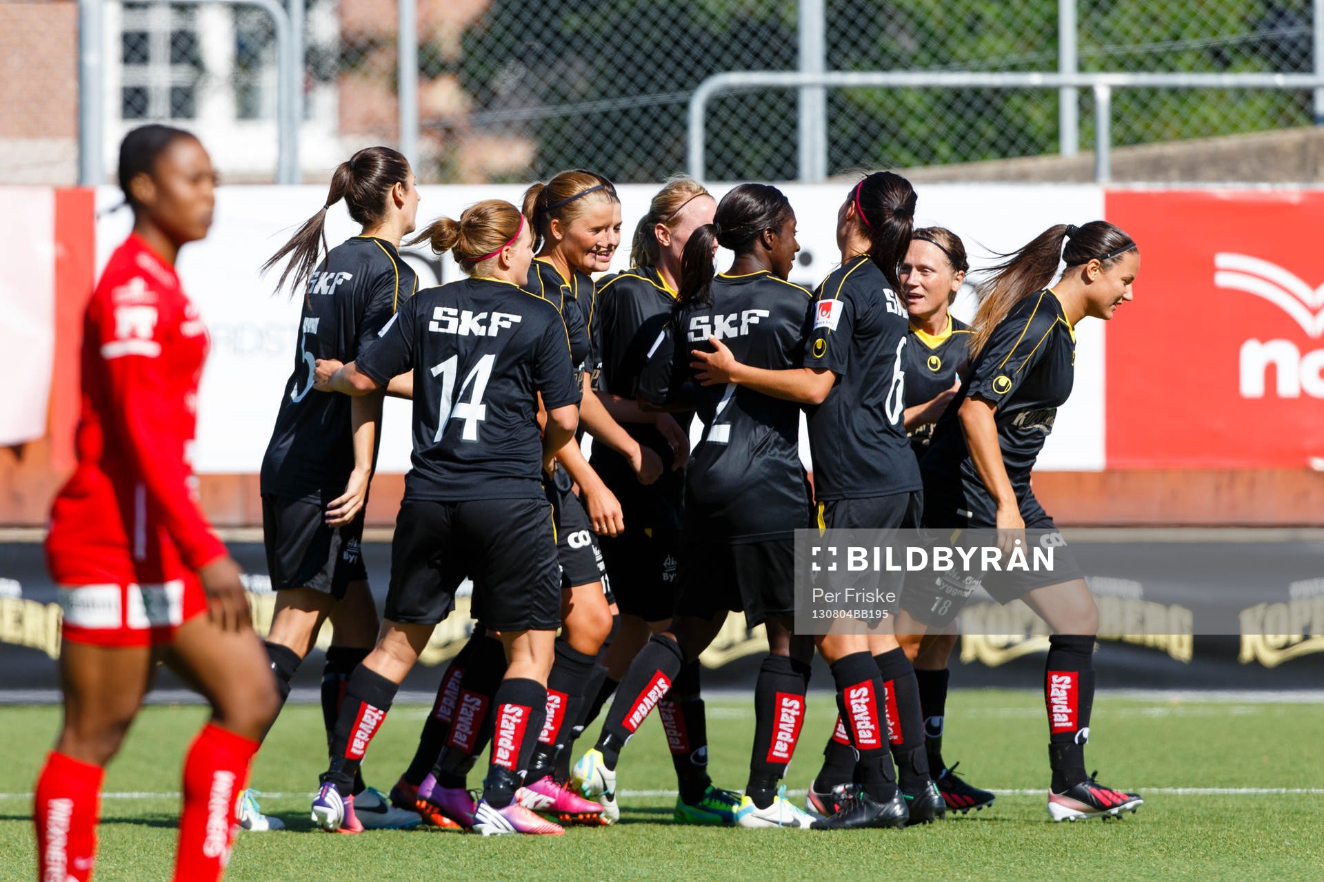 Göteborgs spelare jublar efter 1-0 målet under fotbollsmatchen mellan Göteborg och Piteå i Damallsvenskan den 4 augusti 2013 i Göteborg. 