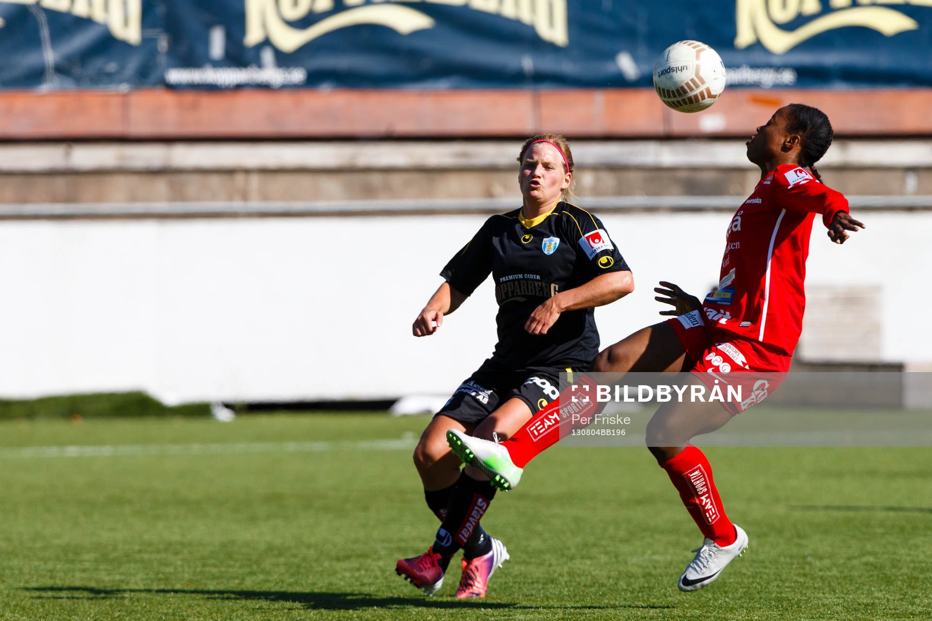 Göteborgs Sara Linden och Piteås Faith Ikidi i kamp om bollen under fotbollsmatchen mellan Göteborg och Piteå i Damallsvenskan den 4 augusti 2013 i Göteborg.