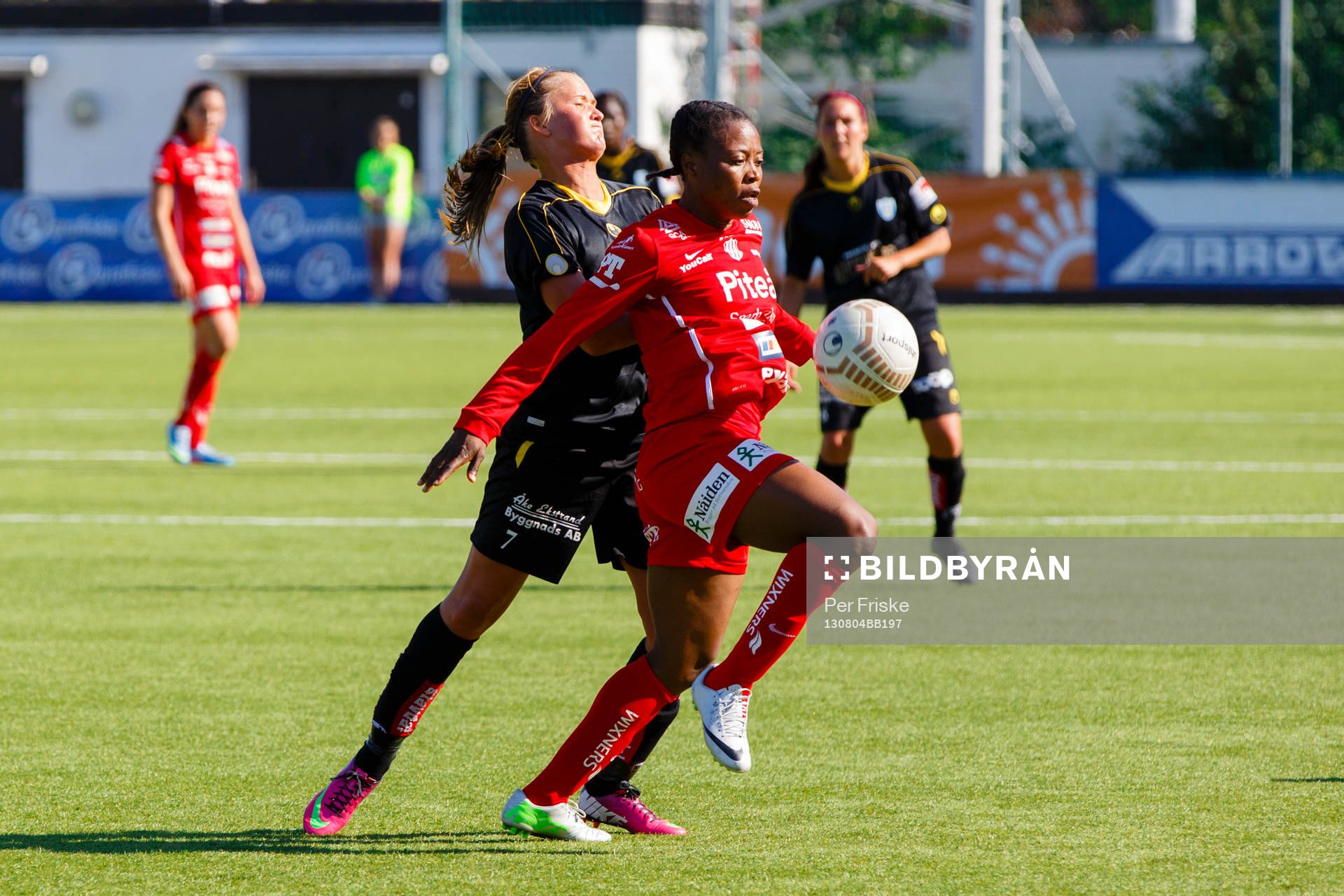 Göteborgs Catrine Dyngvold och Piteås Faith Ikidi i kamp