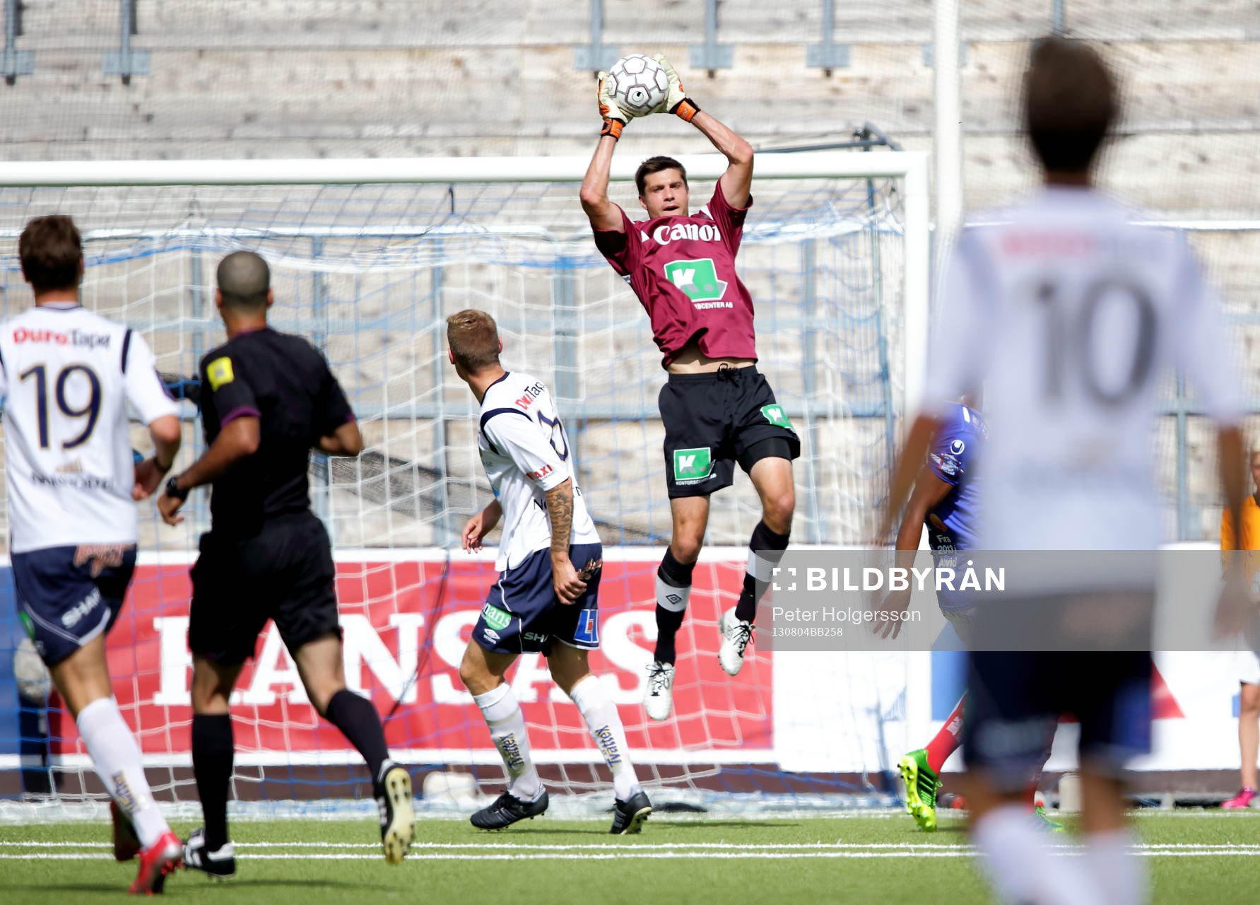 Räddning av Gefles Johan Svantesson i fotbollsmatchen