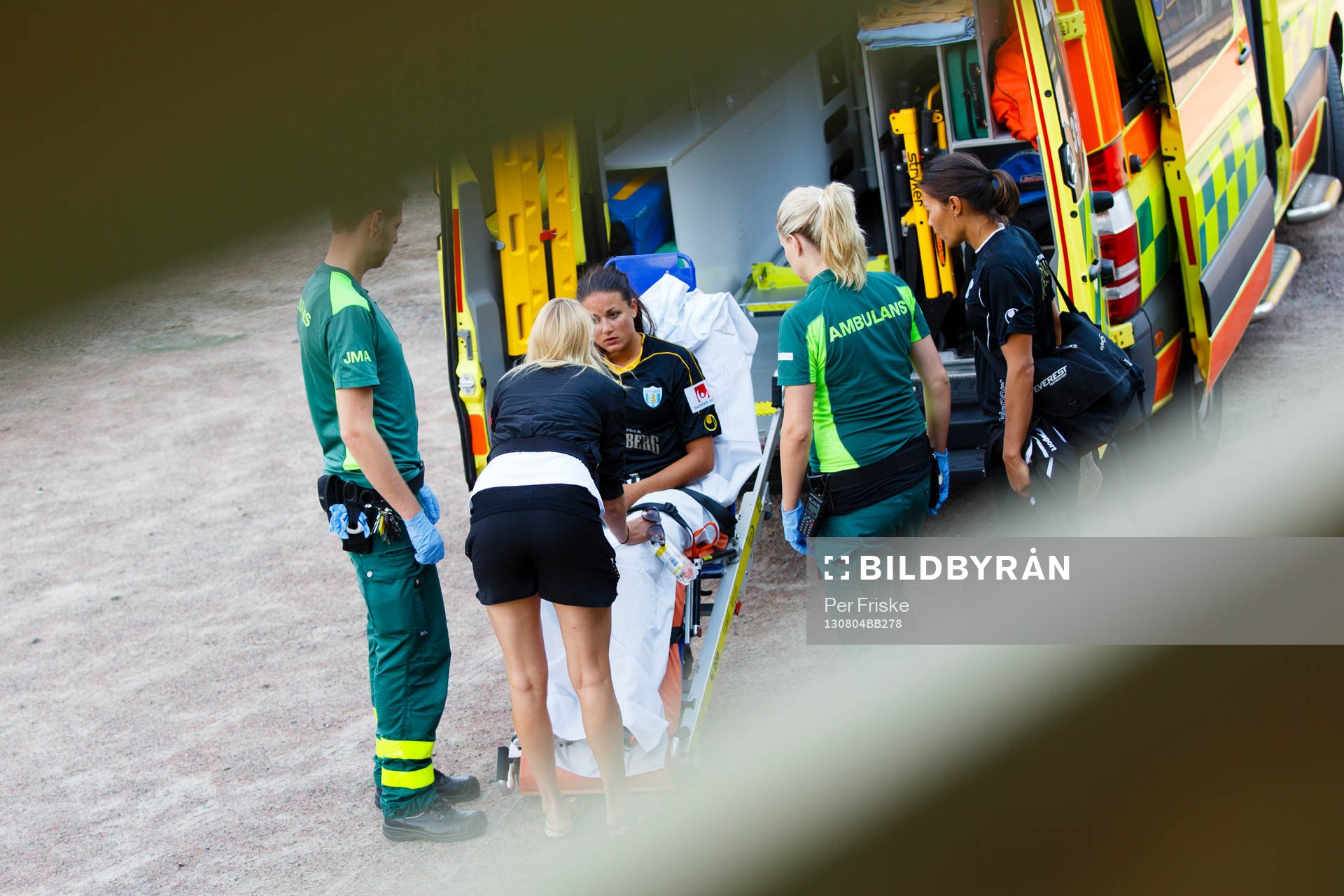 Göteborgs Beata Kollmats hämtas av ambulans efter att hon nickat ihop med Piteås Emilia Appelqvist under fotbollsmatchen mellan Göteborg och Piteå i Damallsvenskan den 4 augusti 2013 i Göteborg.
