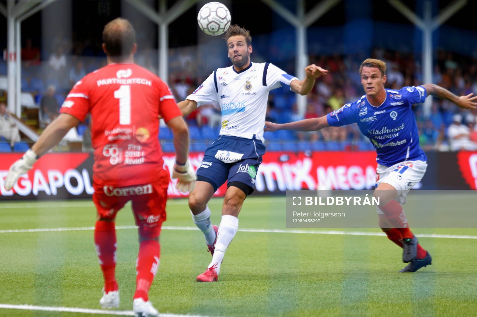 Målgörare 1-0 Gefles Mikael Dahlberg mellan Åtvidabergs målvakt Henrik Gustavsson och Erik Moberg i fotbollsmatchen mellan Åtvidaberg och Gefle i Allsvenskan den 04 augusti 2013 i Åtvidaberg.