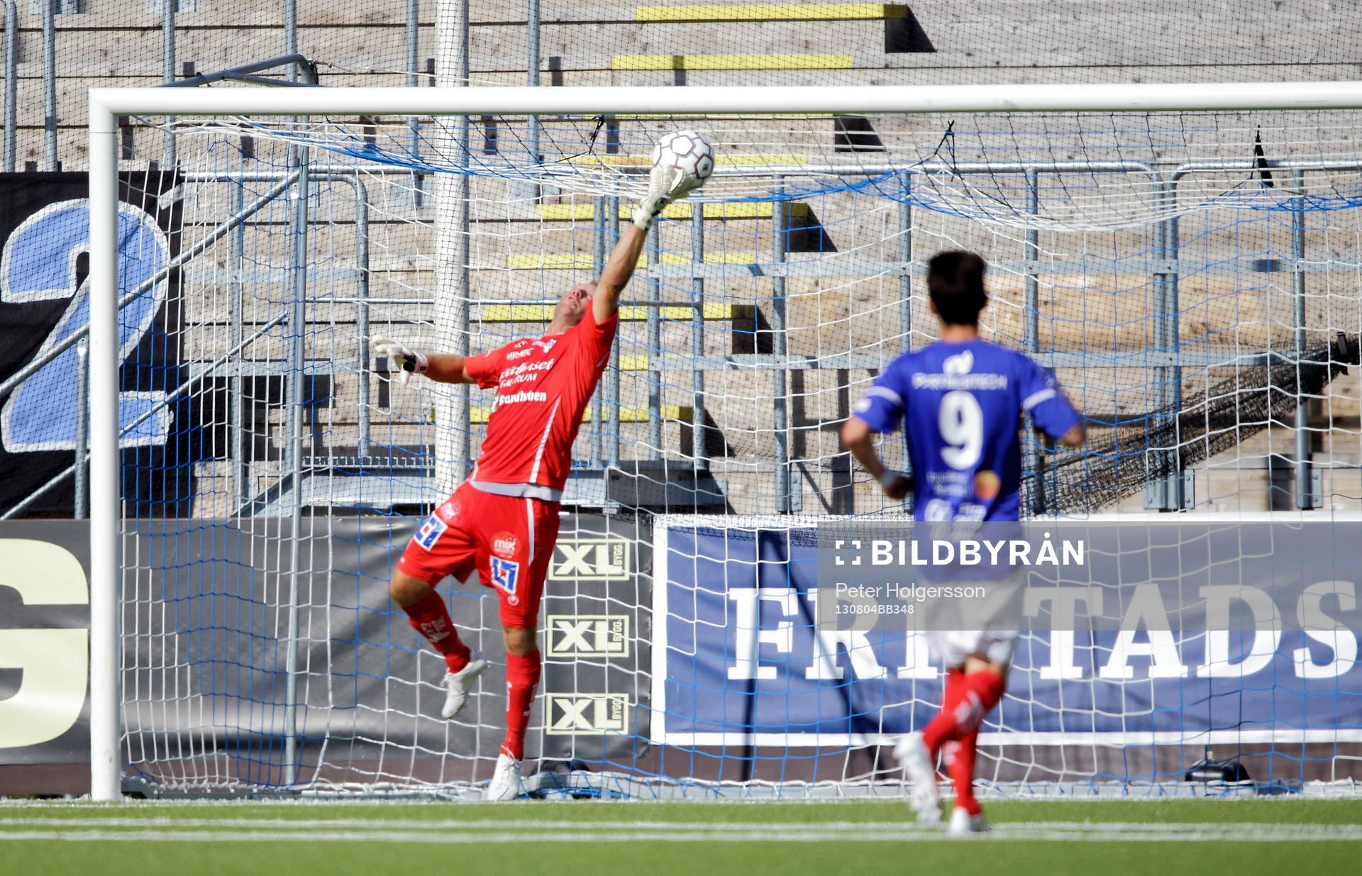 Räddning av Åtvidabergs målvakt Henrik Gustavsson i