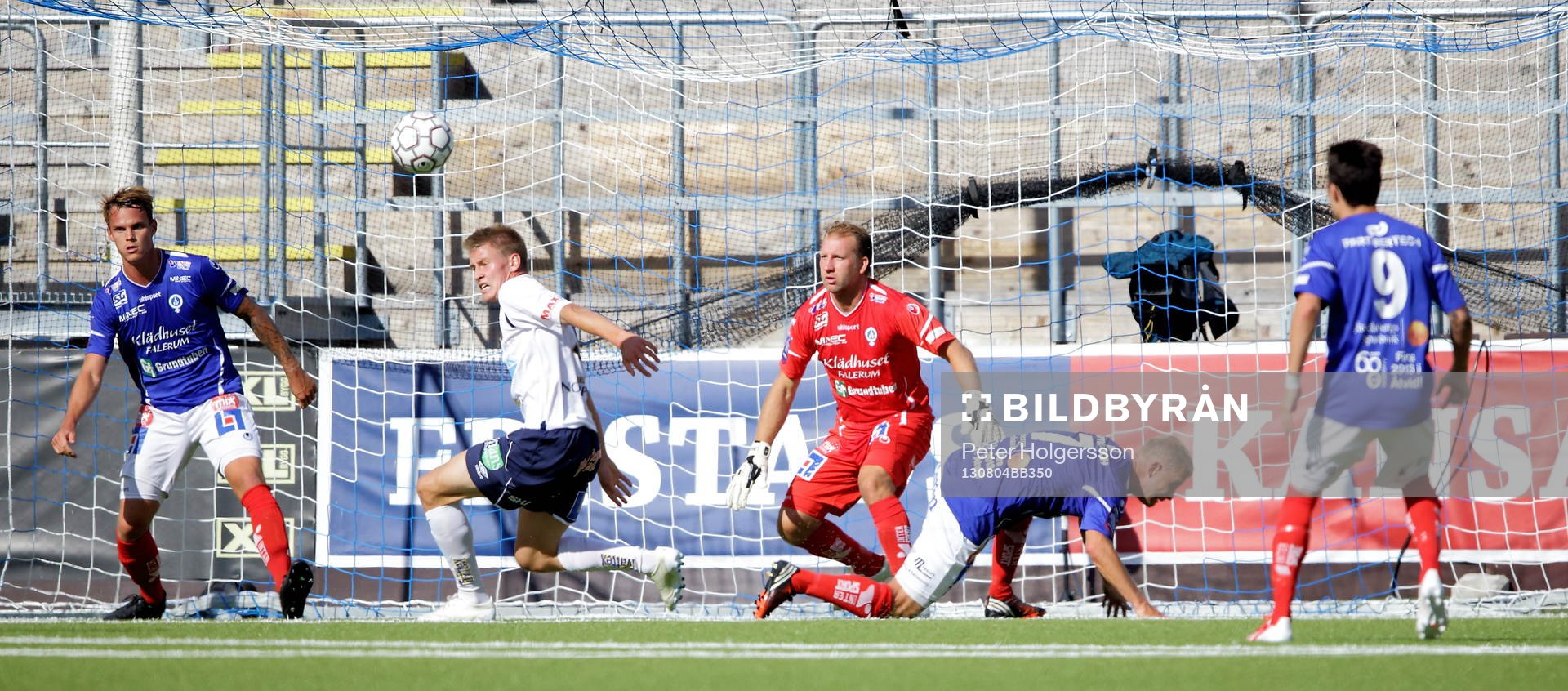 Målchans Gefle framför Åtvidabergs målvakt Åtvidabergs